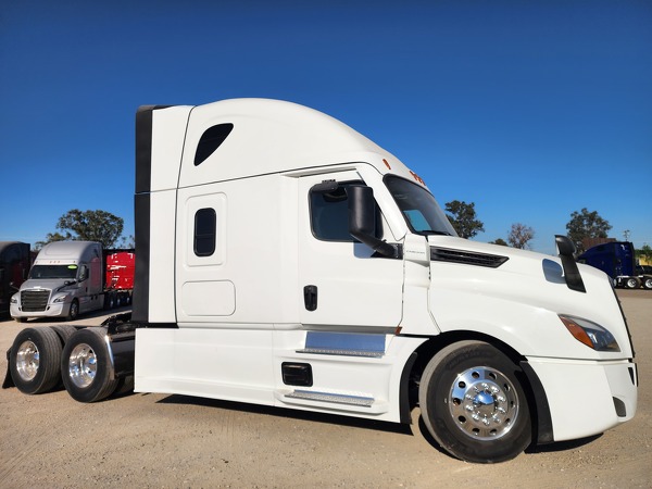 FREIGHTLINER CASCADIA 126SLP 