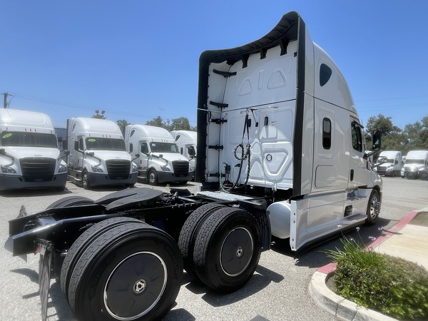 FREIGHTLINER PT126SLP 2024