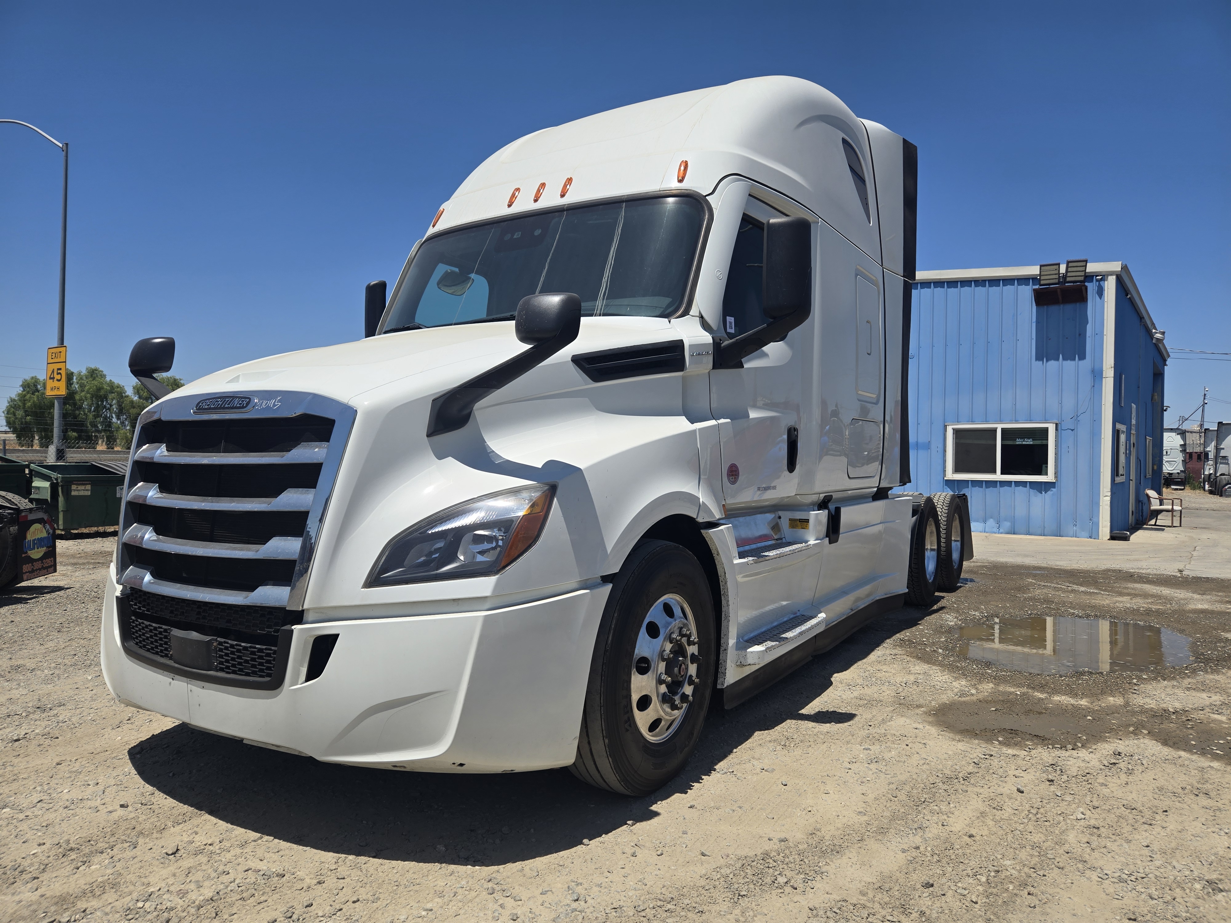 2021 FREIGHTLINER CASCADIA 126SLP - image 1
