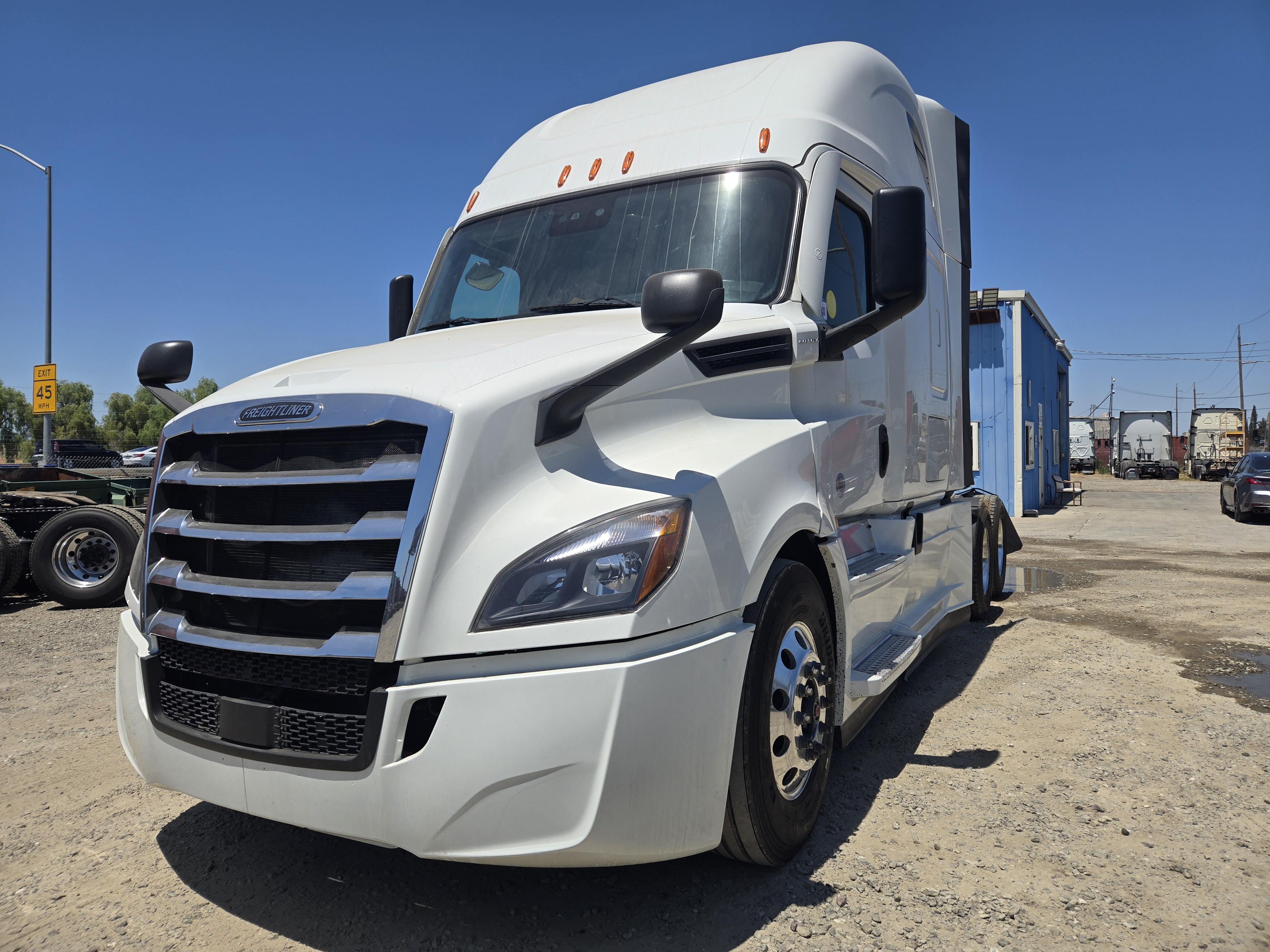 2020 FREIGHTLINER CASCADIA 126SLP - image 1