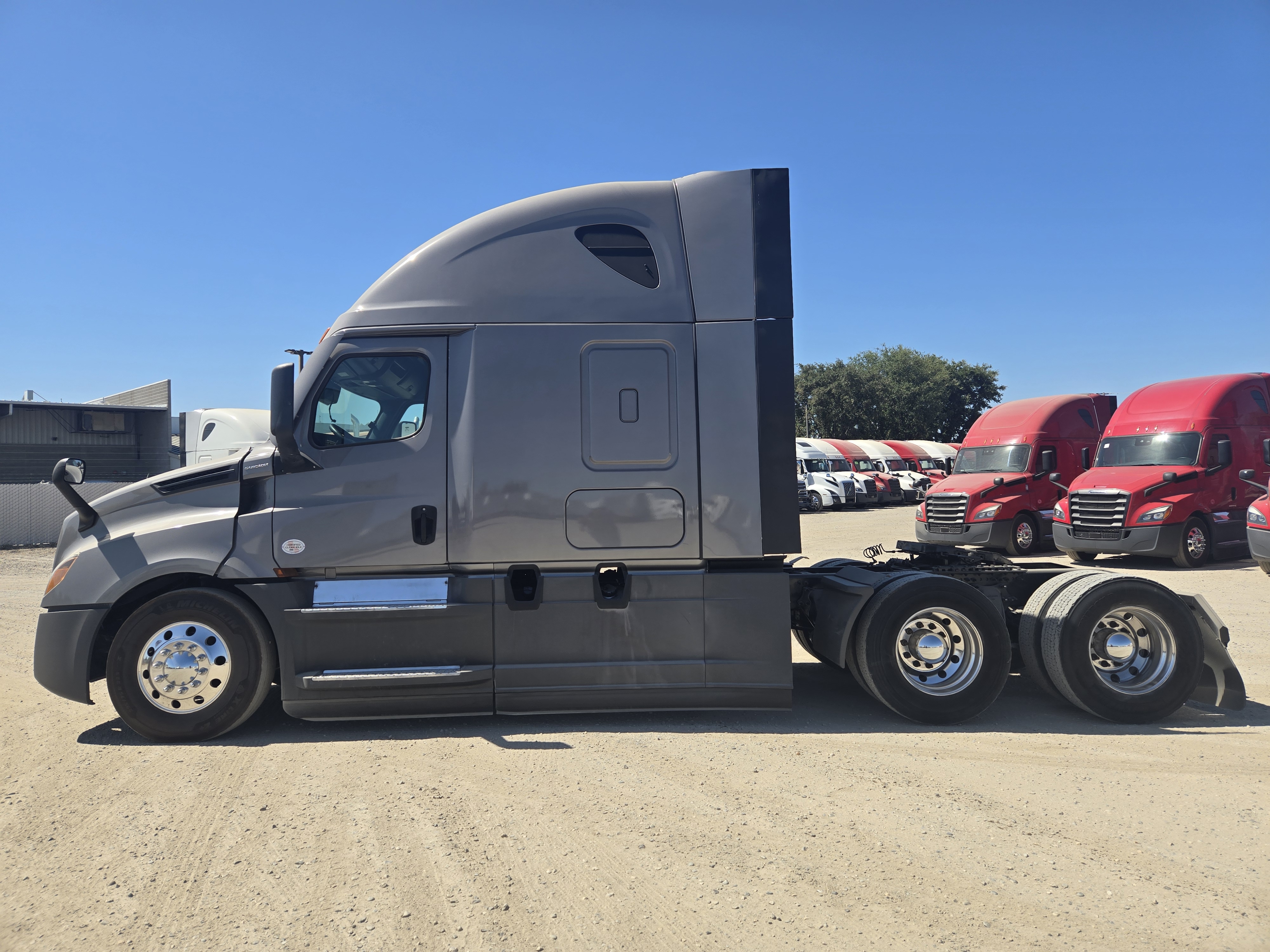2021 FREIGHTLINER CASCADIA 126SLP - image 3
