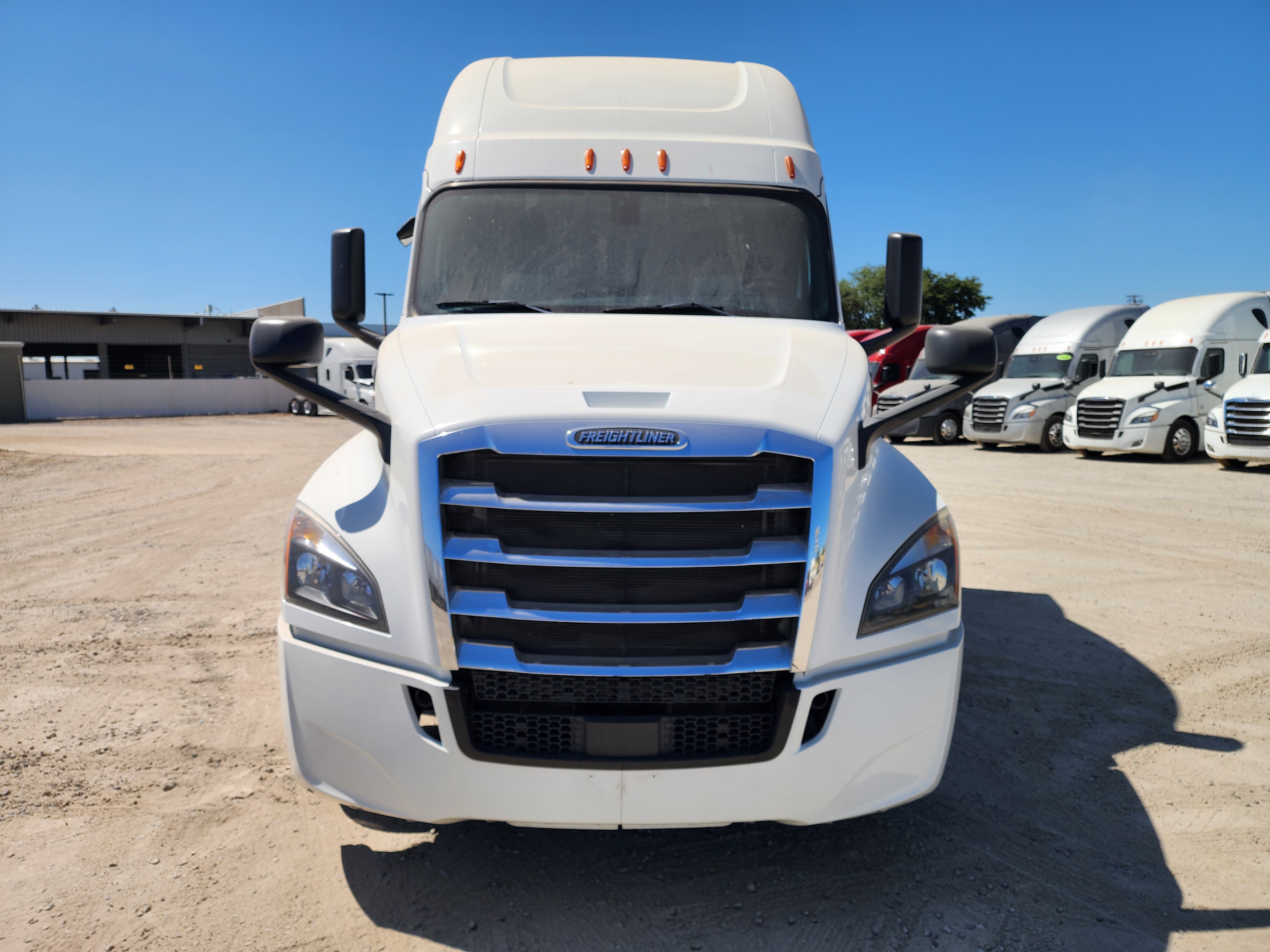 2020 FREIGHTLINER CASCADIA 126SLP - image 2