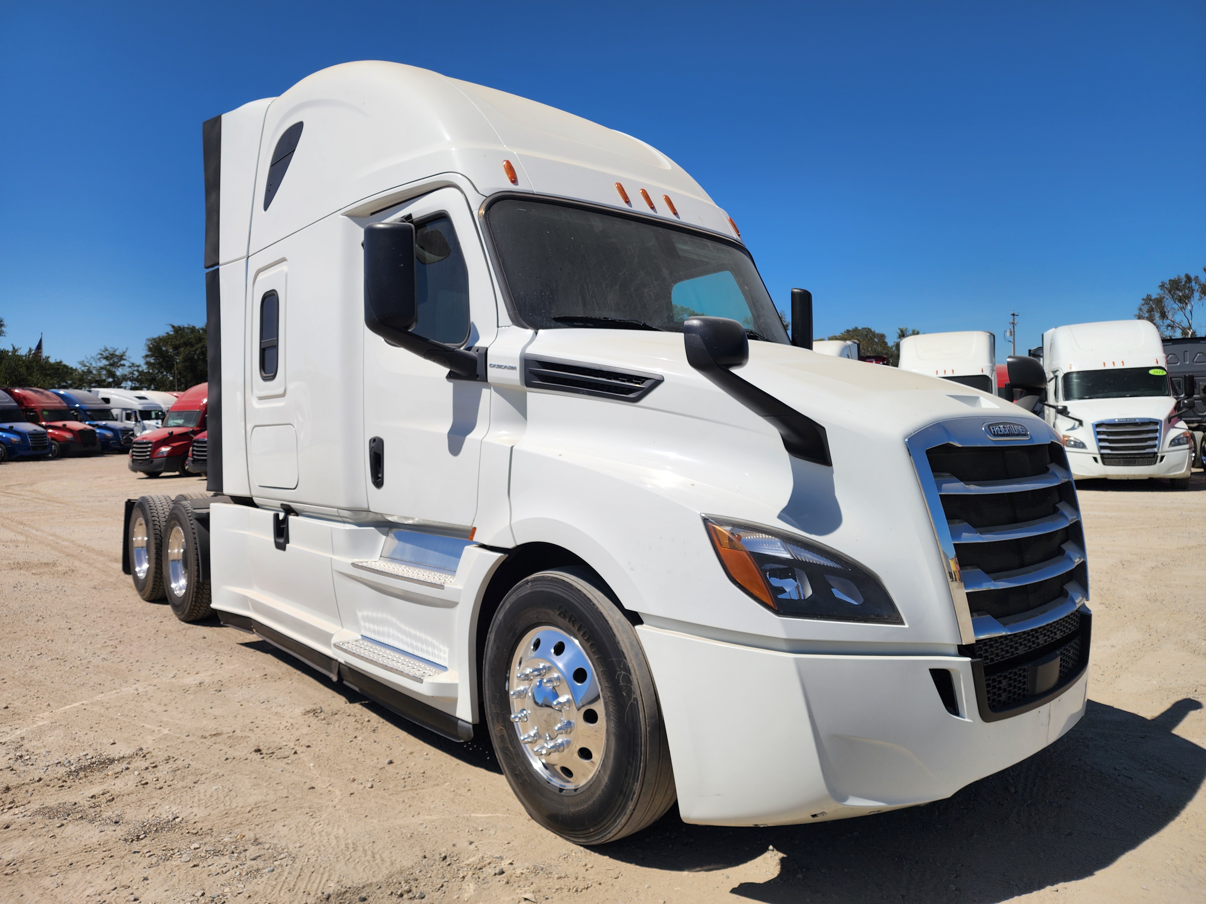 2020 FREIGHTLINER CASCADIA 126SLP - image 1