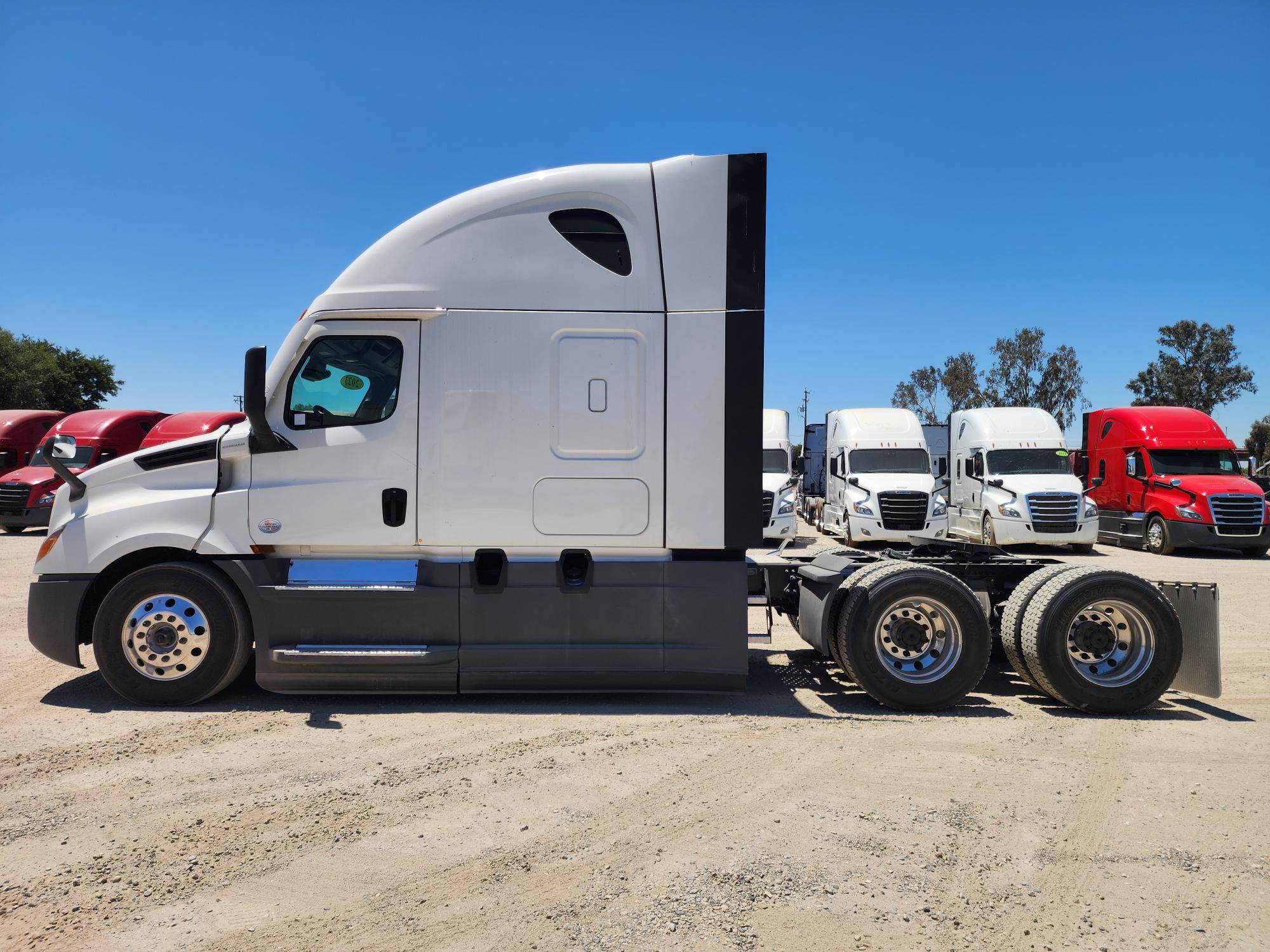 2023 FREIGHTLINER CASCADIA 126SLP - image 2