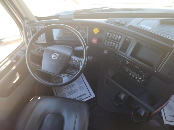 VOLVO VNL64T860 2023