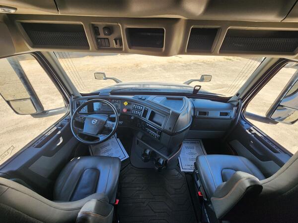 VOLVO VNL64T860 2023