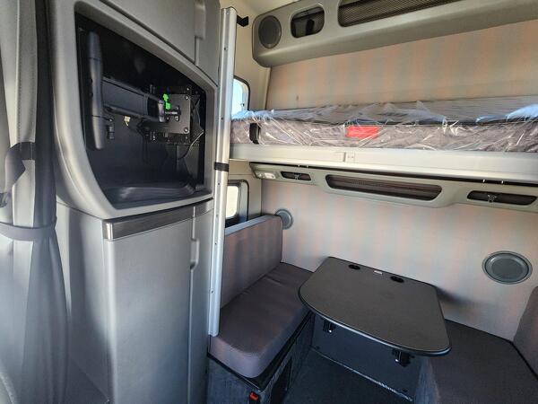 VOLVO VNL64T860 2023