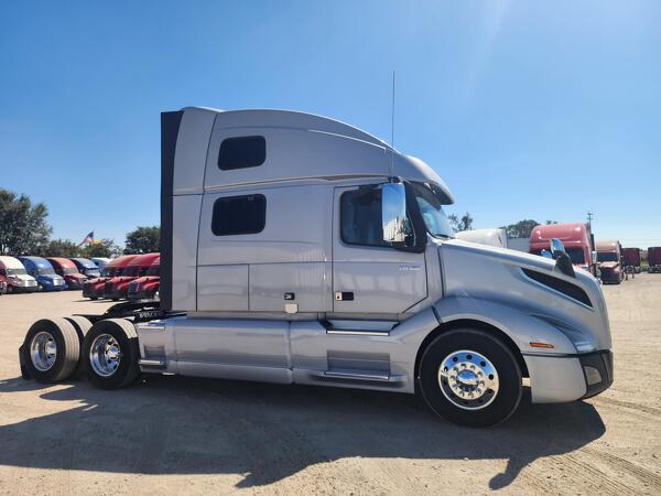 VOLVO VNL64T860 2023