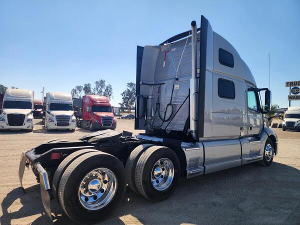 VOLVO VNL64T860 2023