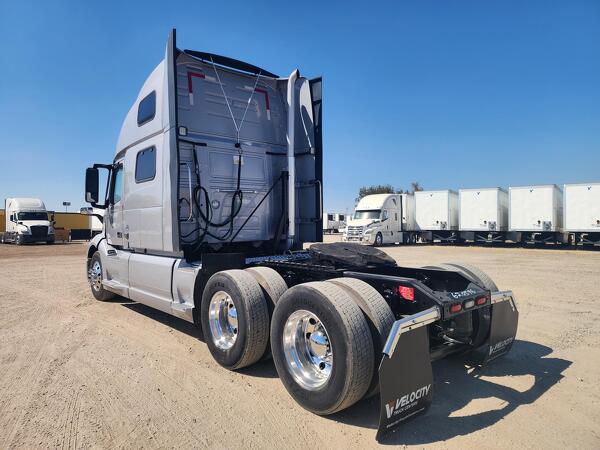 VOLVO VNL64T860 2023