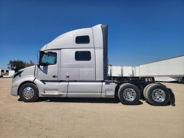 VOLVO VNL64T860 2023