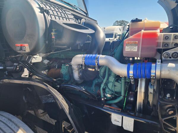 VOLVO VNL64T860 2023