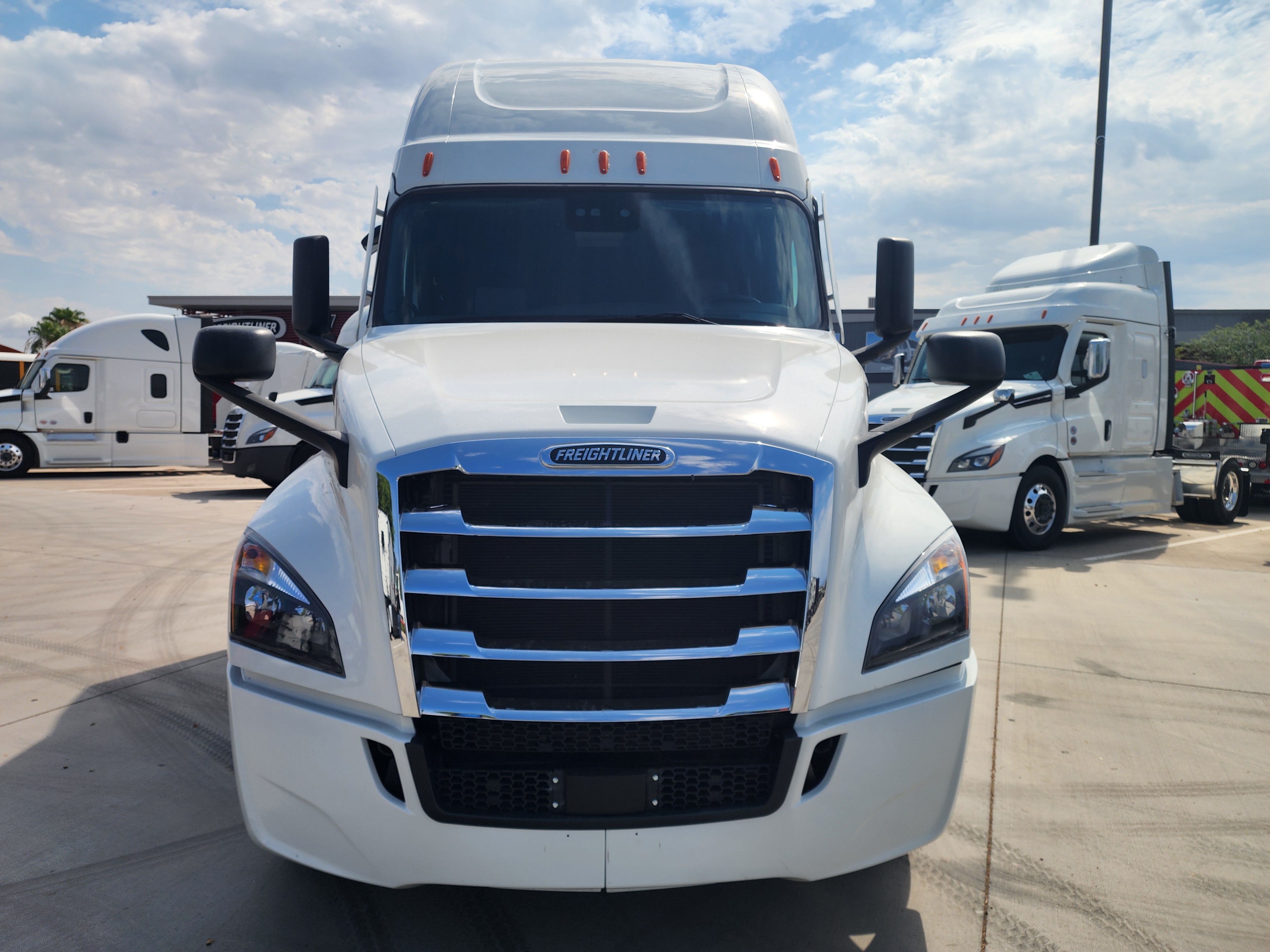2021 FREIGHTLINER CASCADIA 126SLP - image 2