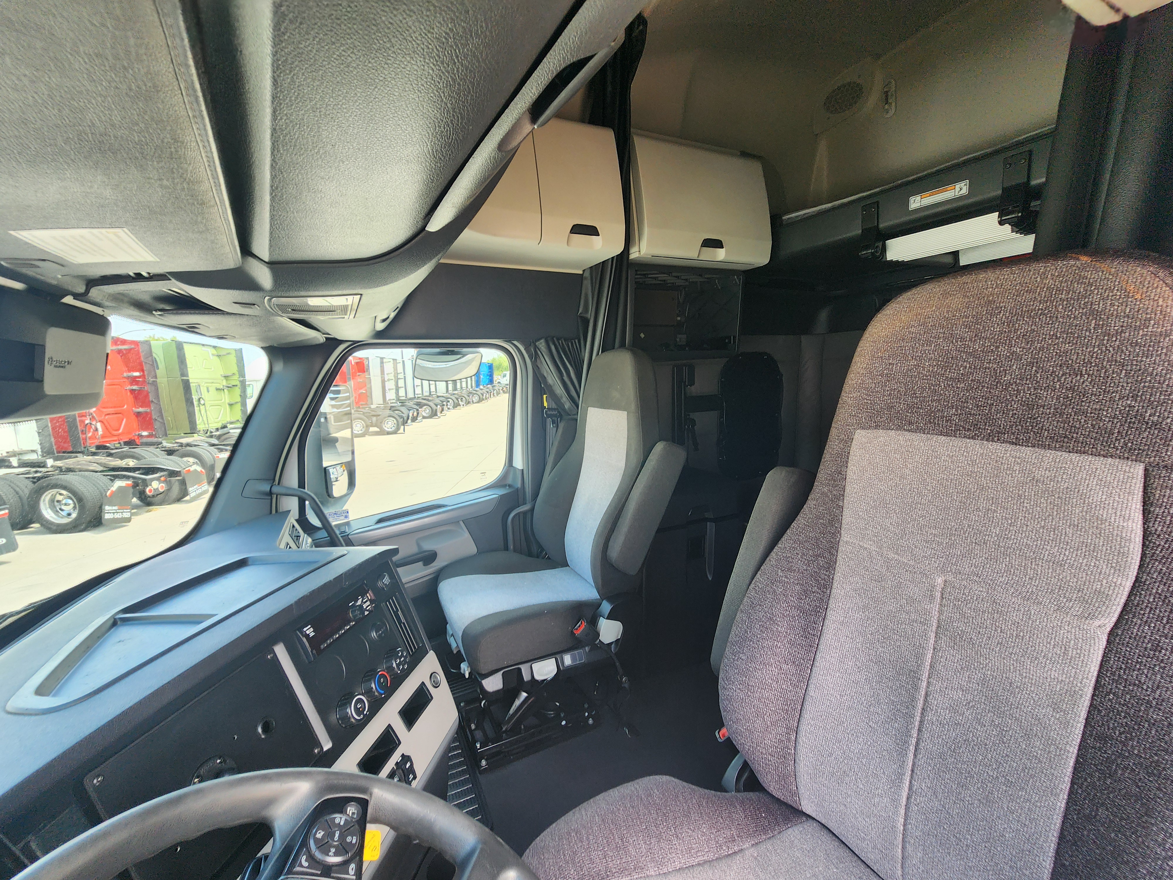 2021 FREIGHTLINER CASCADIA 126SLP - image 17