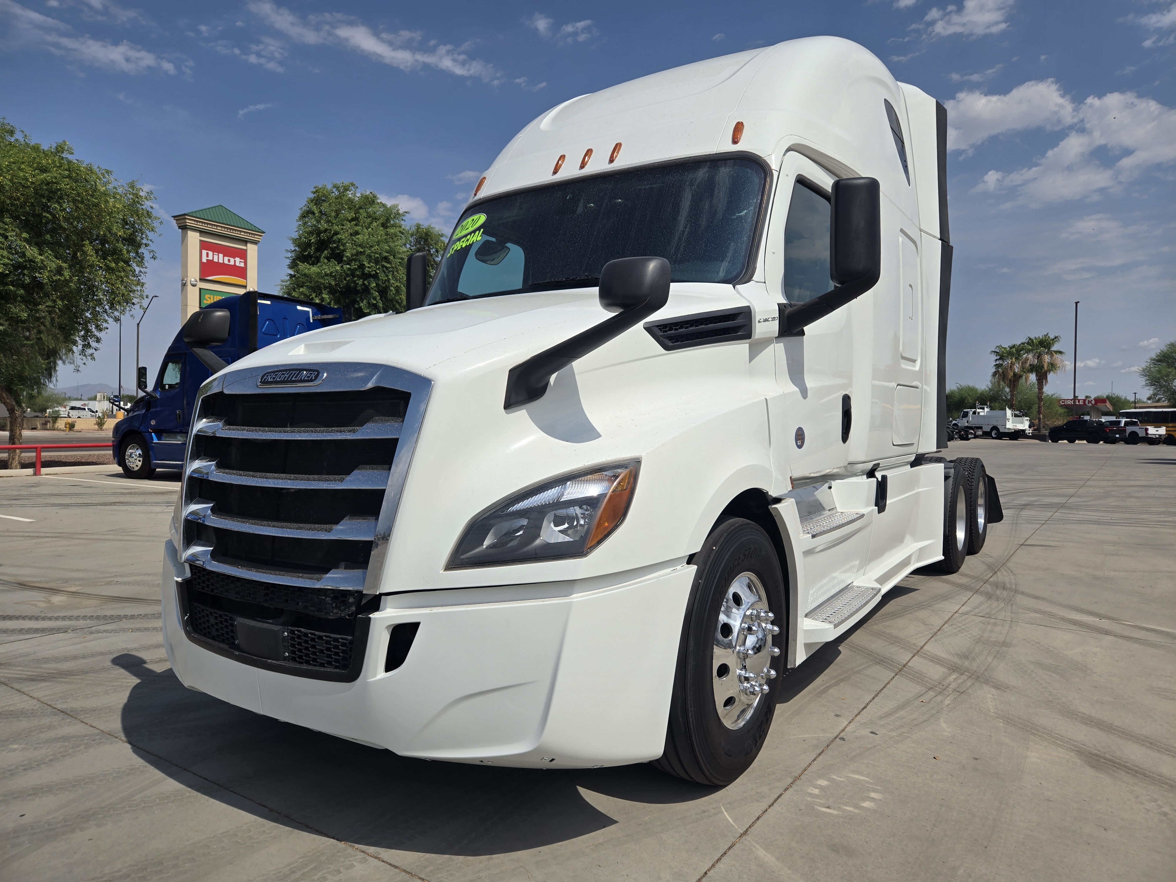 2020 FREIGHTLINER CASCADIA 126SLP - image 1