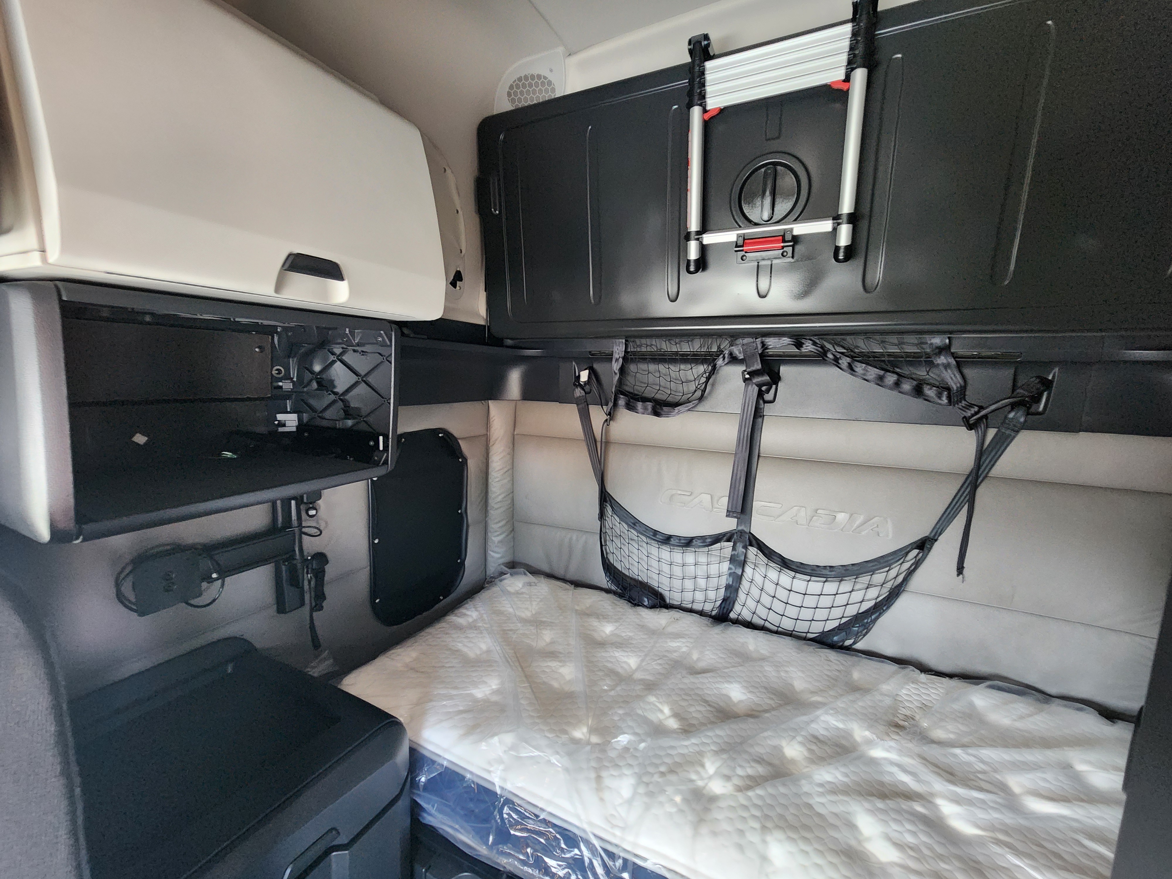 2021 FREIGHTLINER CASCADIA 126SLP - image 16