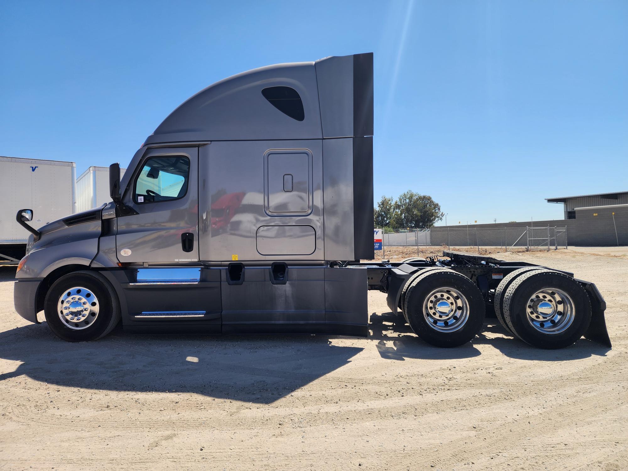 2021 FREIGHTLINER CASCADIA 126SLP - image 3