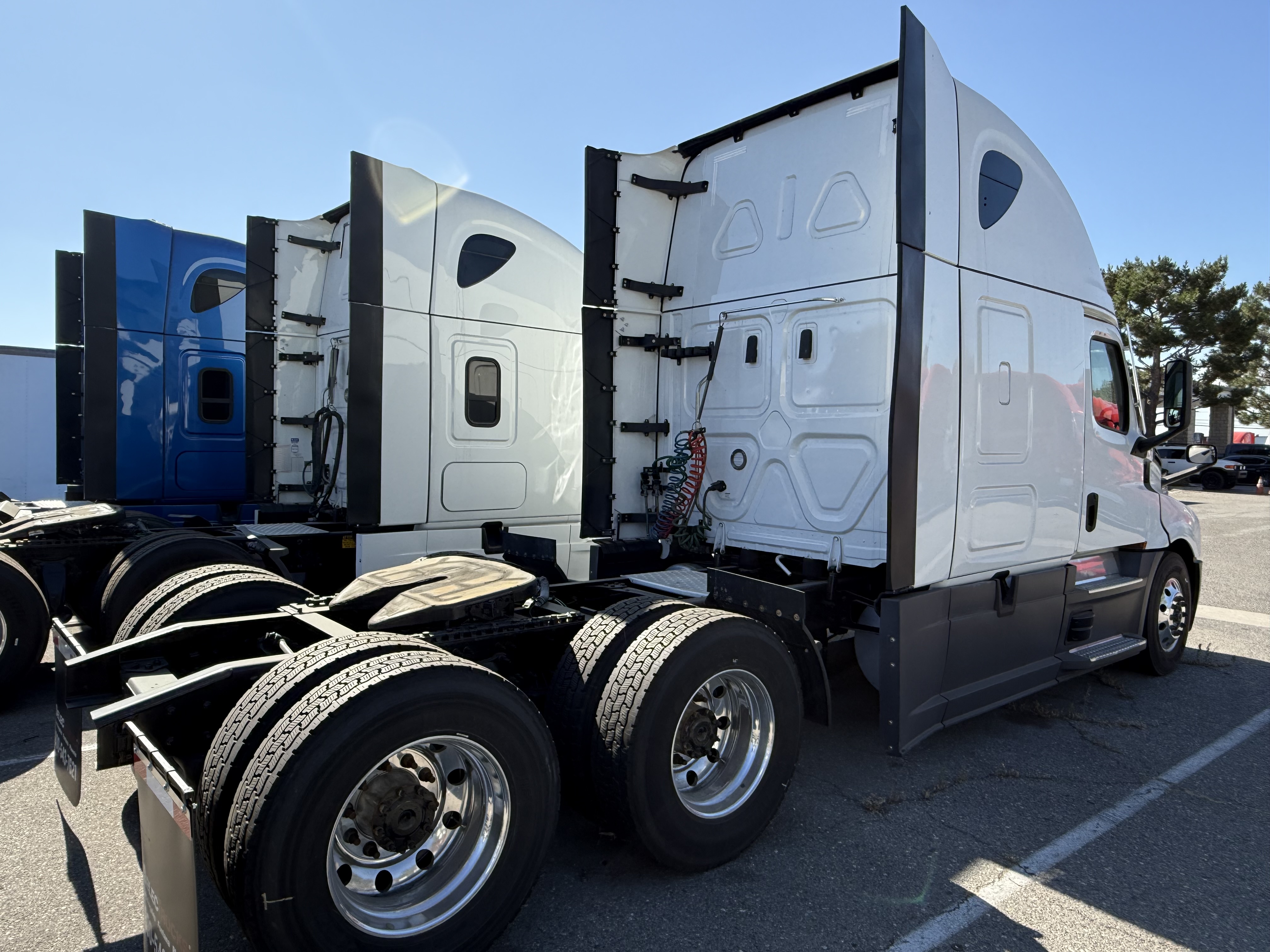 2023 FREIGHTLINER CASCADIA 126SLP - image 8