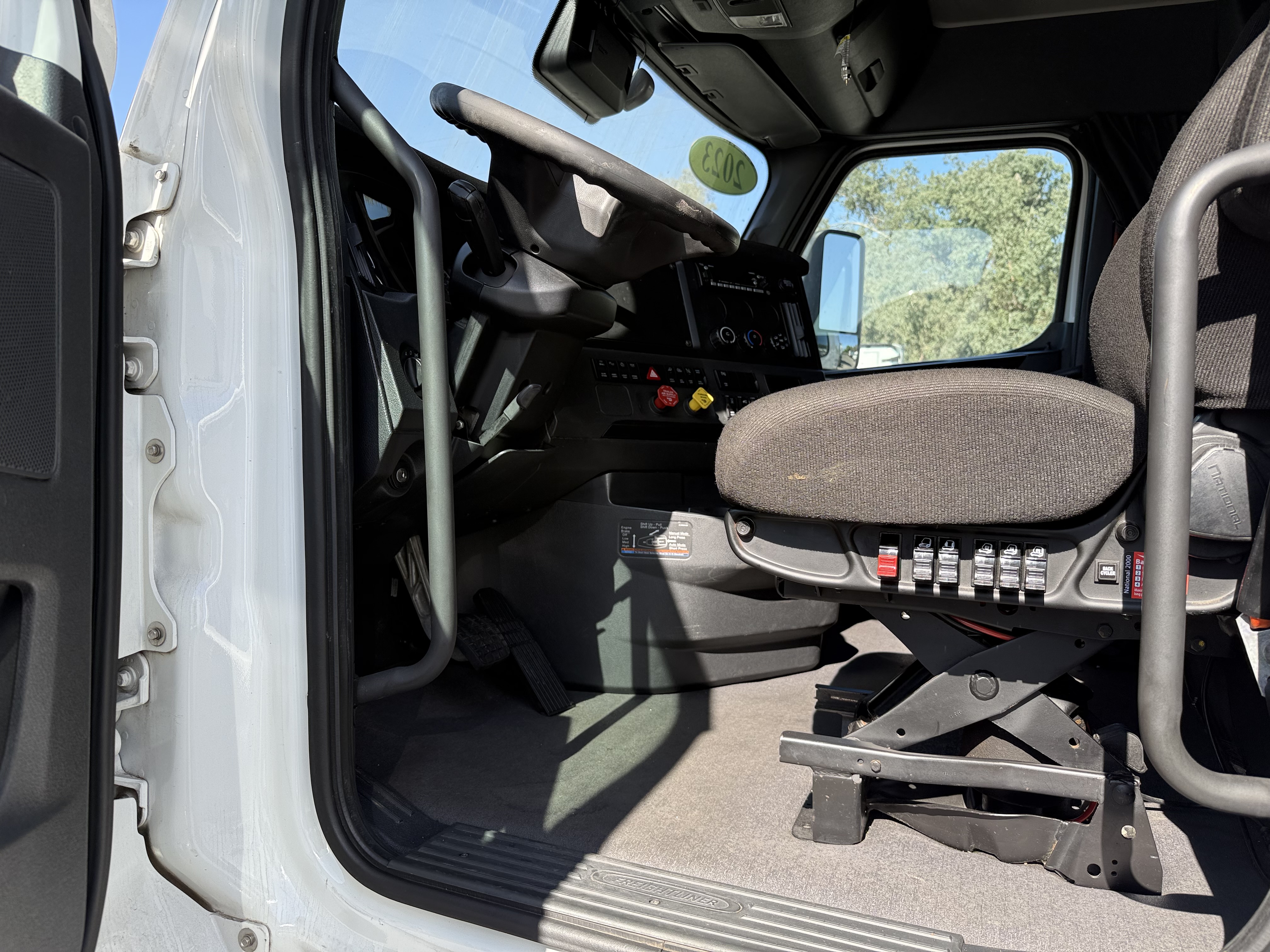 2023 FREIGHTLINER CASCADIA 126SLP - image 10