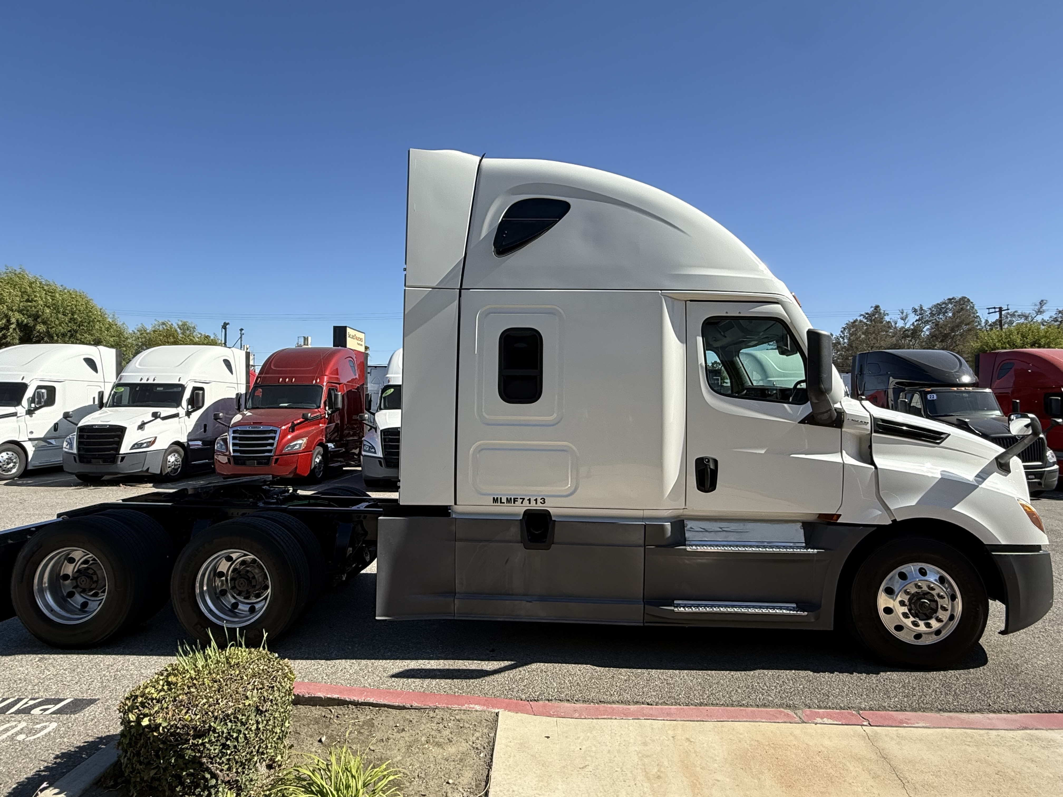 2021 FREIGHTLINER CASCADIA 126SLP - image 8