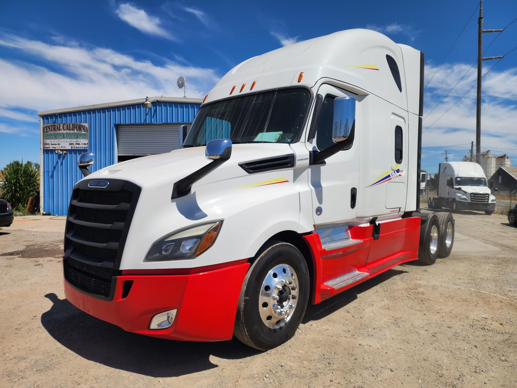 2020 FREIGHTLINER CASCADIA 126SLP - image 1