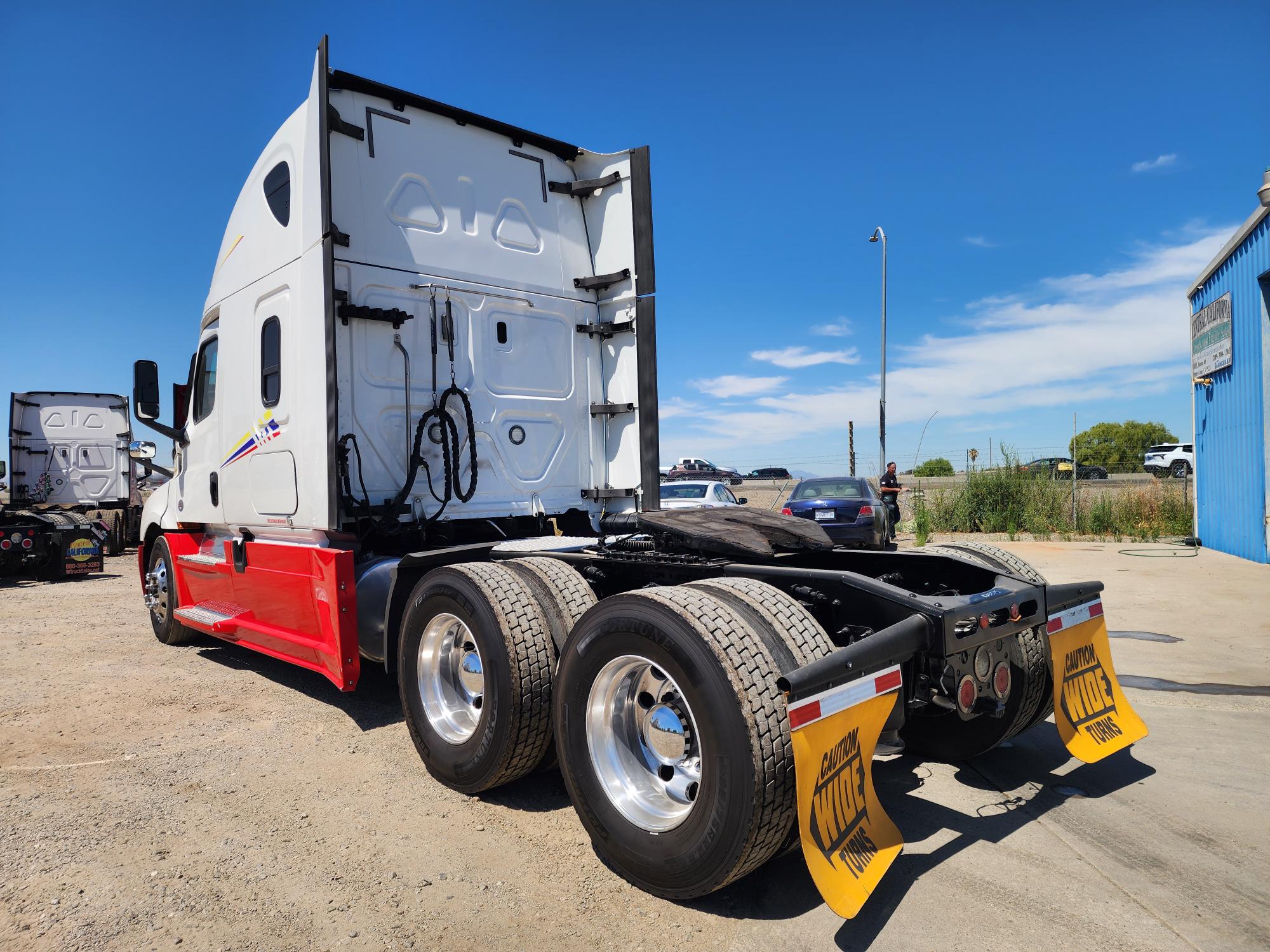 2020 FREIGHTLINER CASCADIA 126SLP - image 4