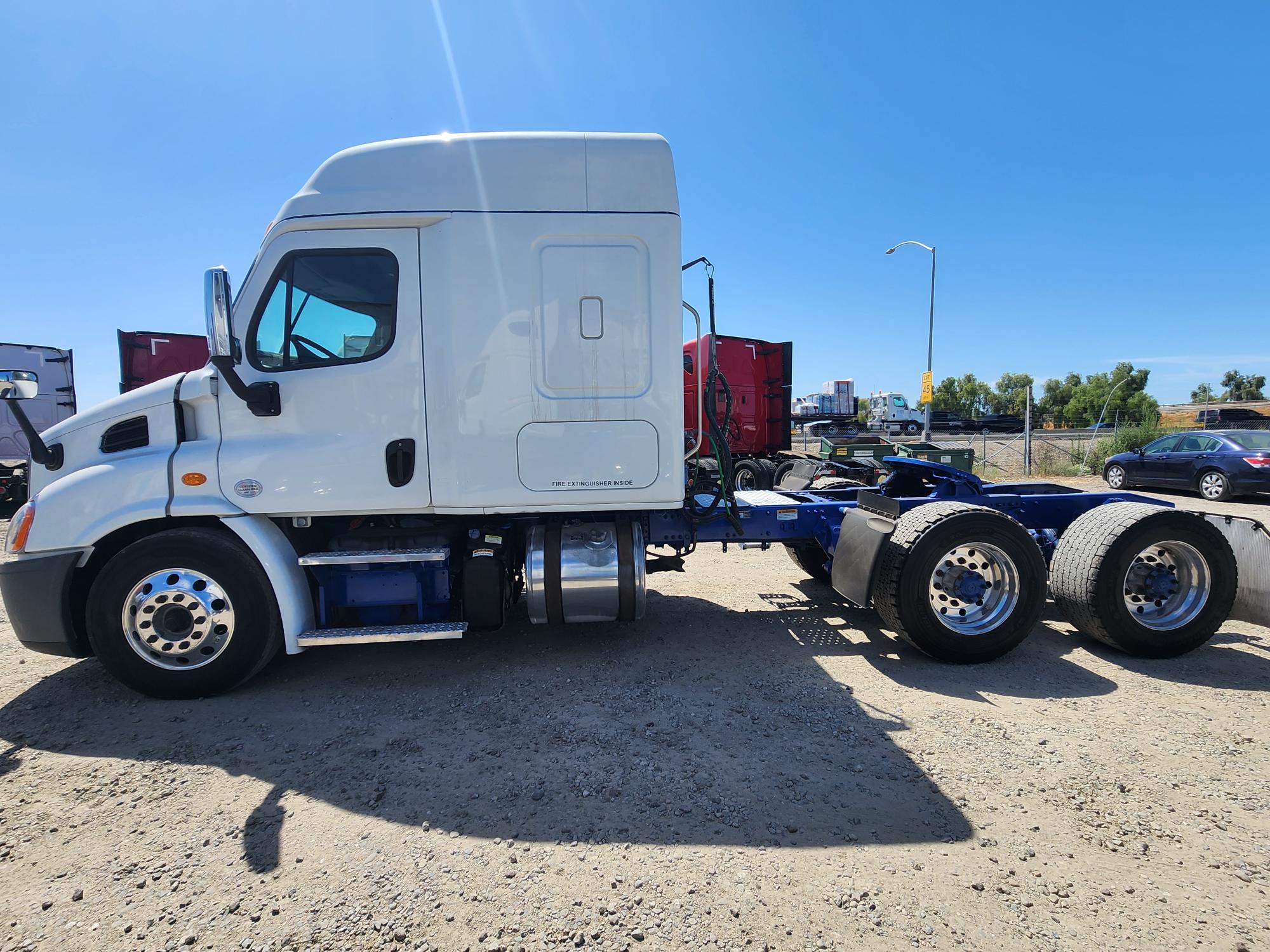 2019 FREIGHTLINER CASCADIA 113SLP - image 3