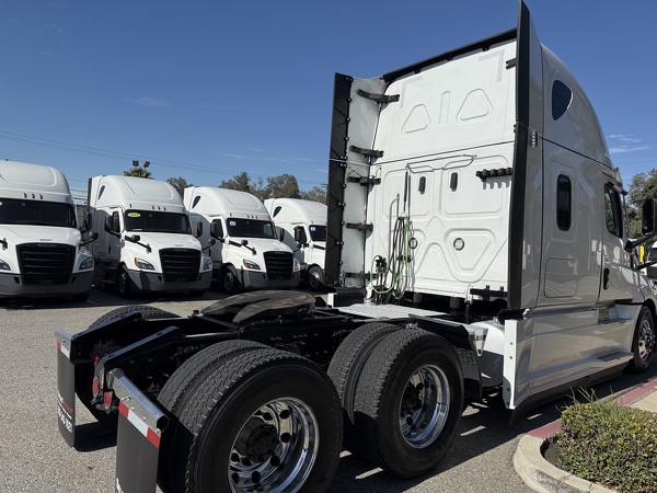 FREIGHTLINER CASCADIA 126SLP 2023