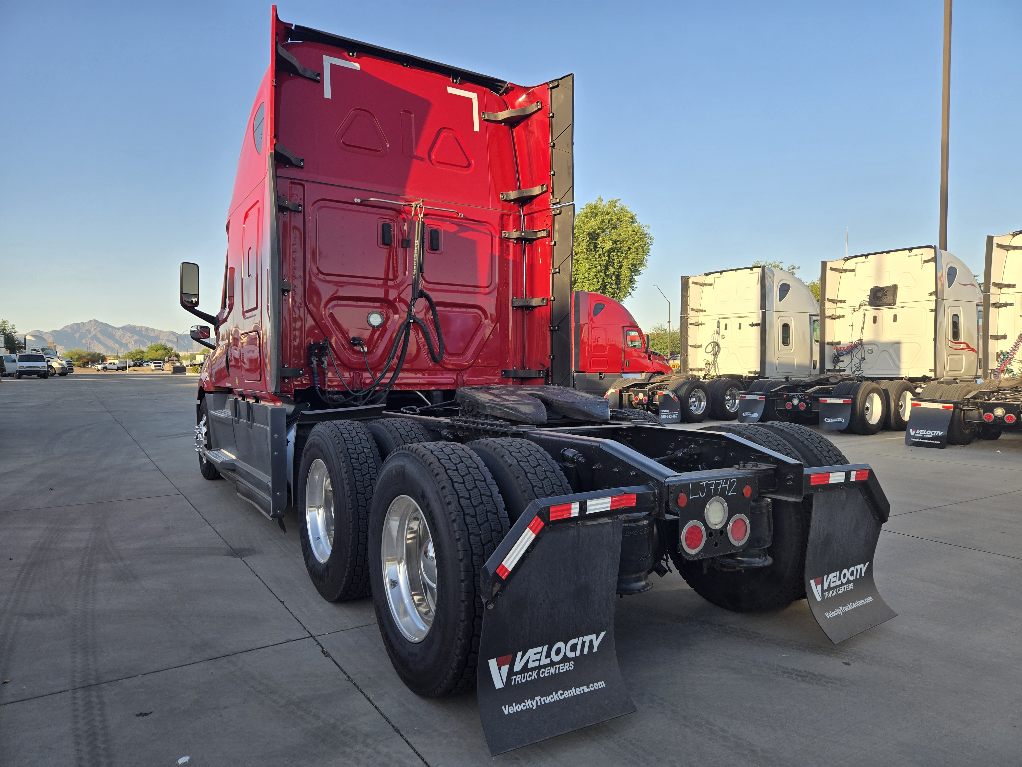 2020 FREIGHTLINER CASCADIA 126SLP - image 4