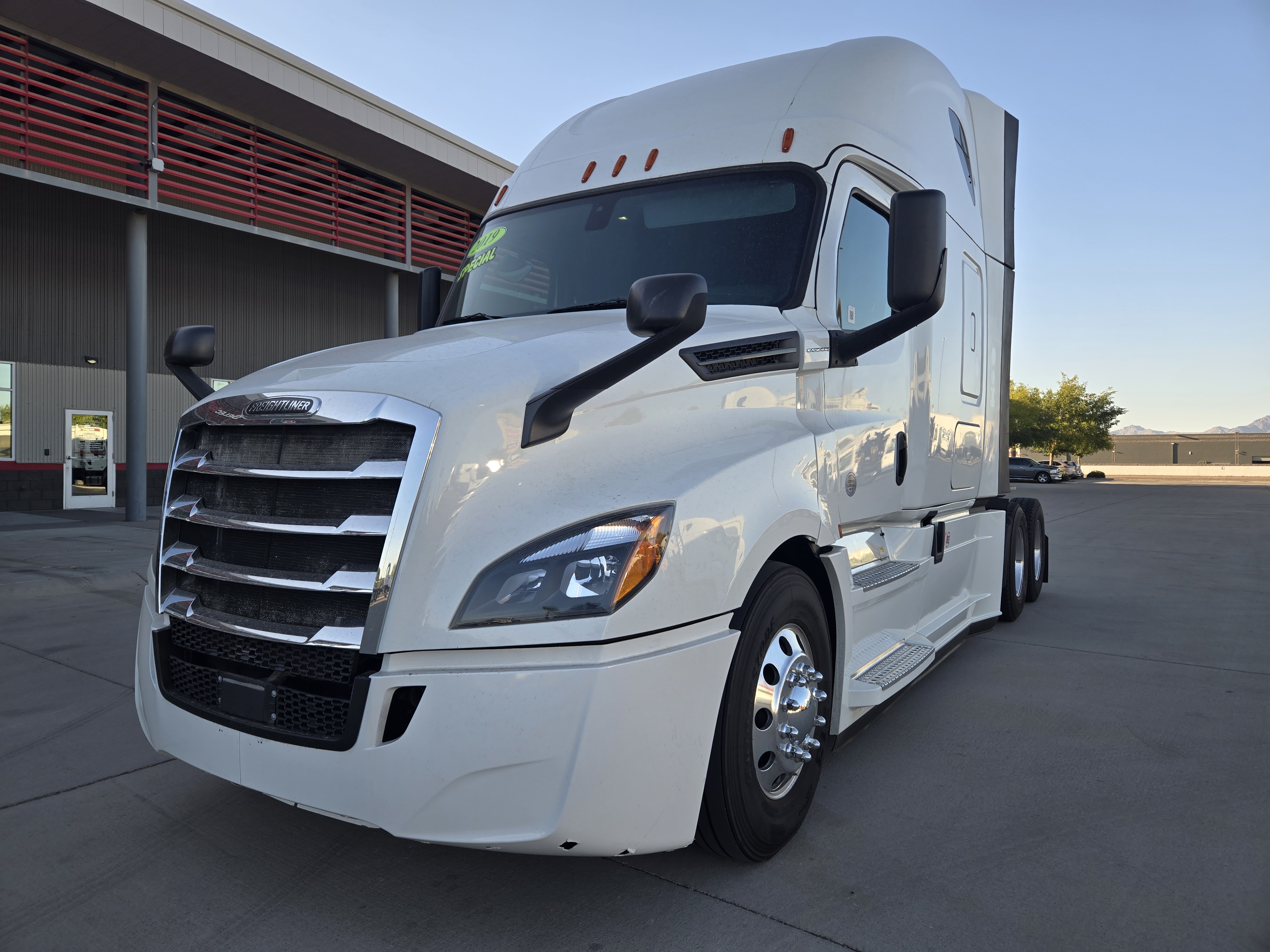 2019 FREIGHTLINER CASCADIA 126SLP - image 1