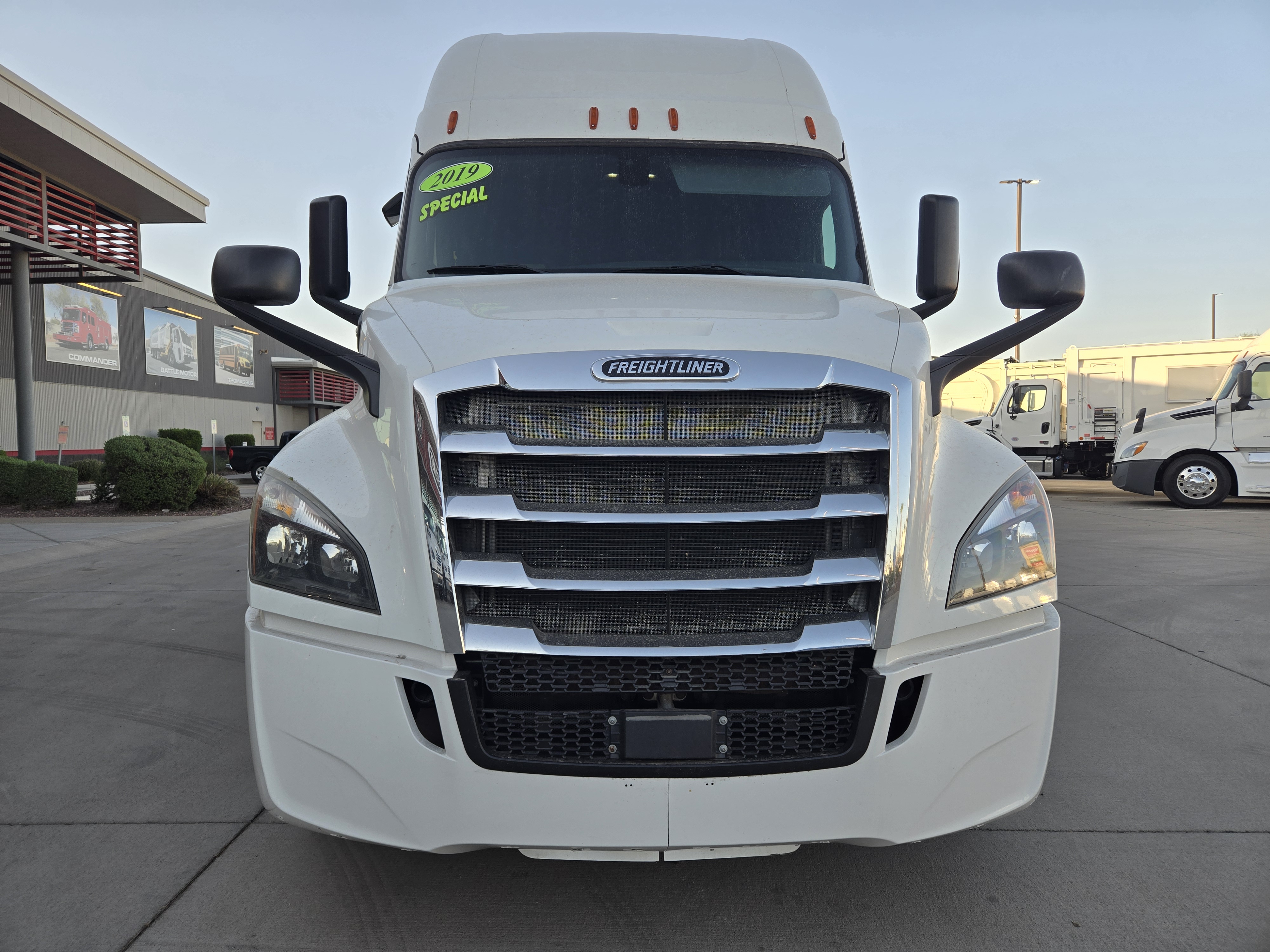 2019 FREIGHTLINER CASCADIA 126SLP - image 2
