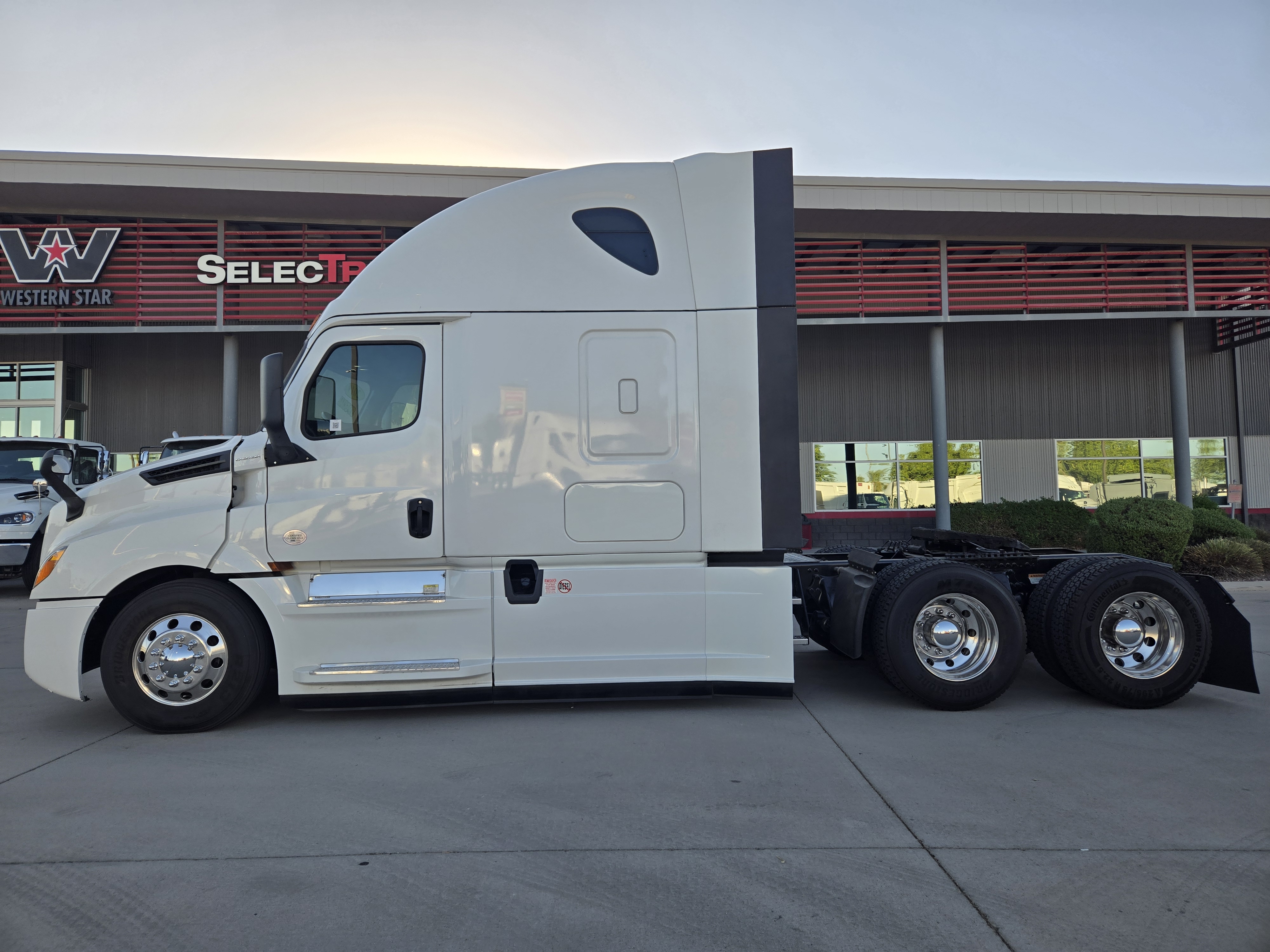 2019 FREIGHTLINER CASCADIA 126SLP - image 3