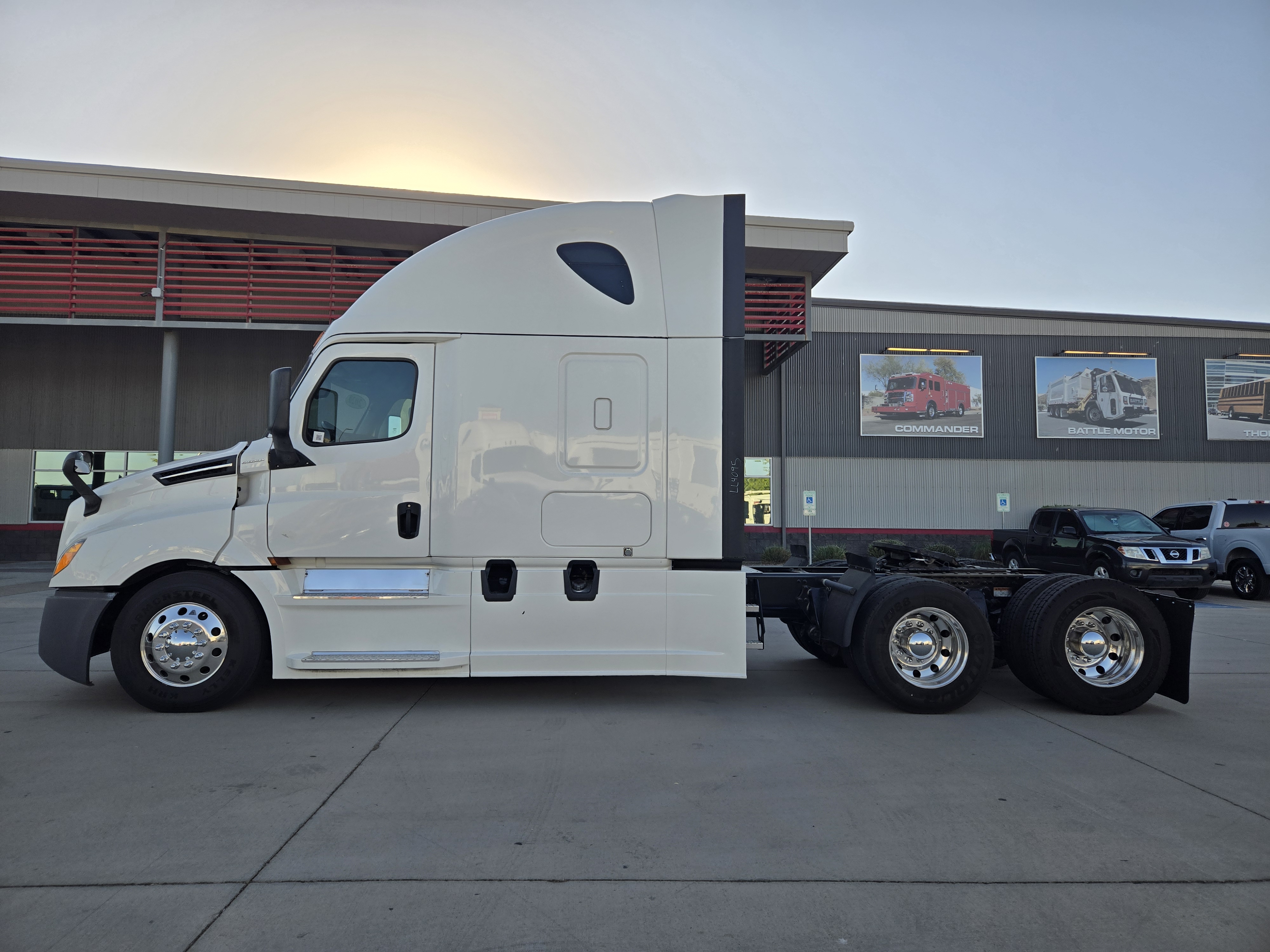 2020 FREIGHTLINER CASCADIA 126SLP - image 3