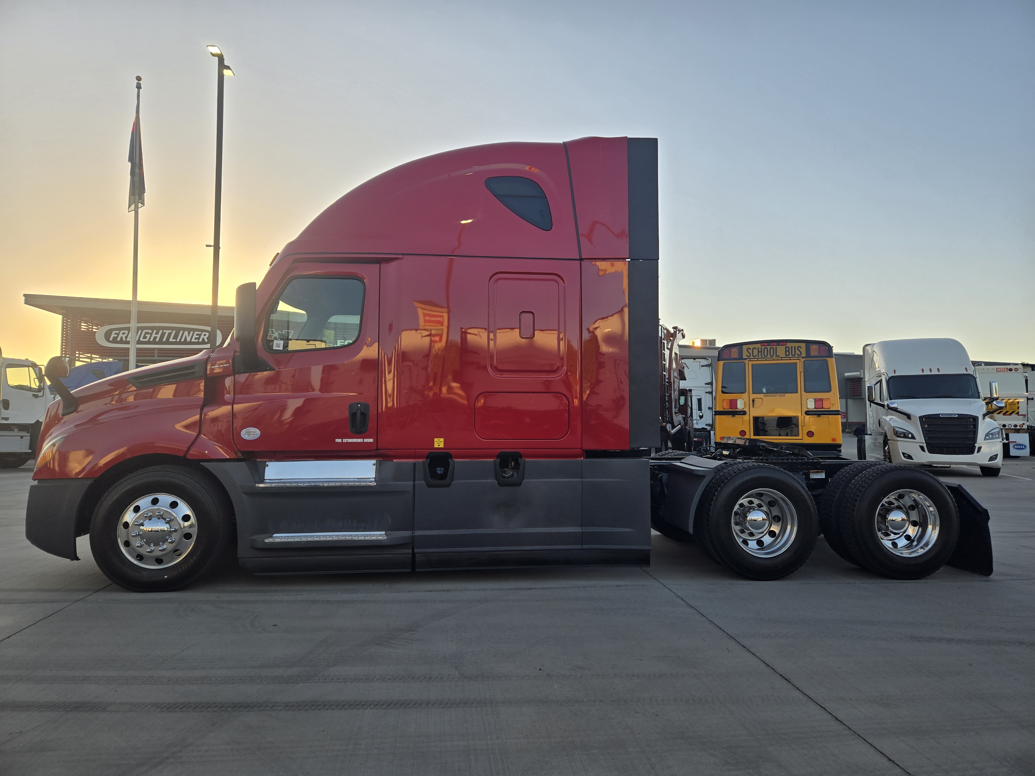 2021 FREIGHTLINER CASCADIA 126SLP - image 3