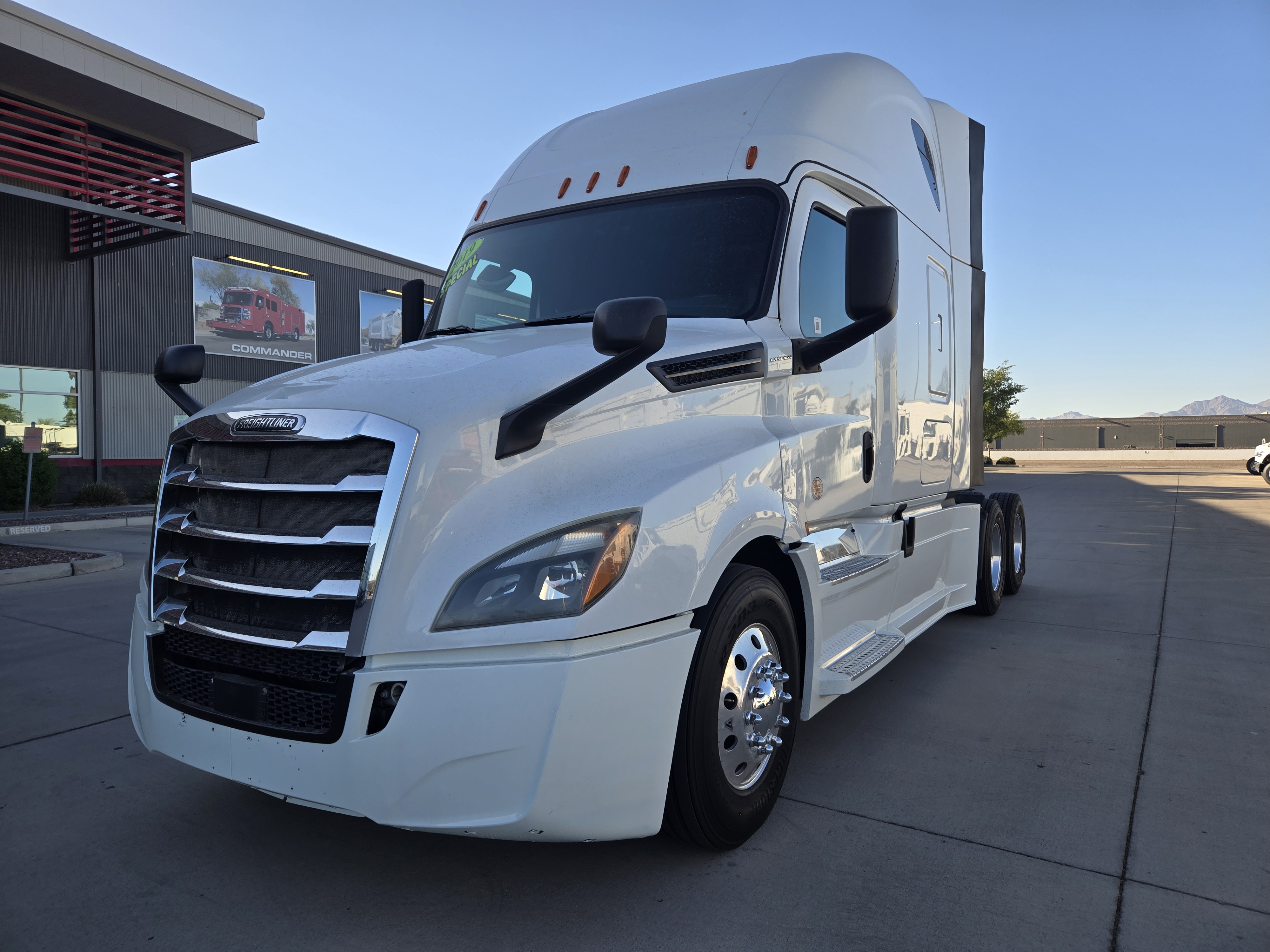 2019 FREIGHTLINER CASCADIA 126SLP - image 1