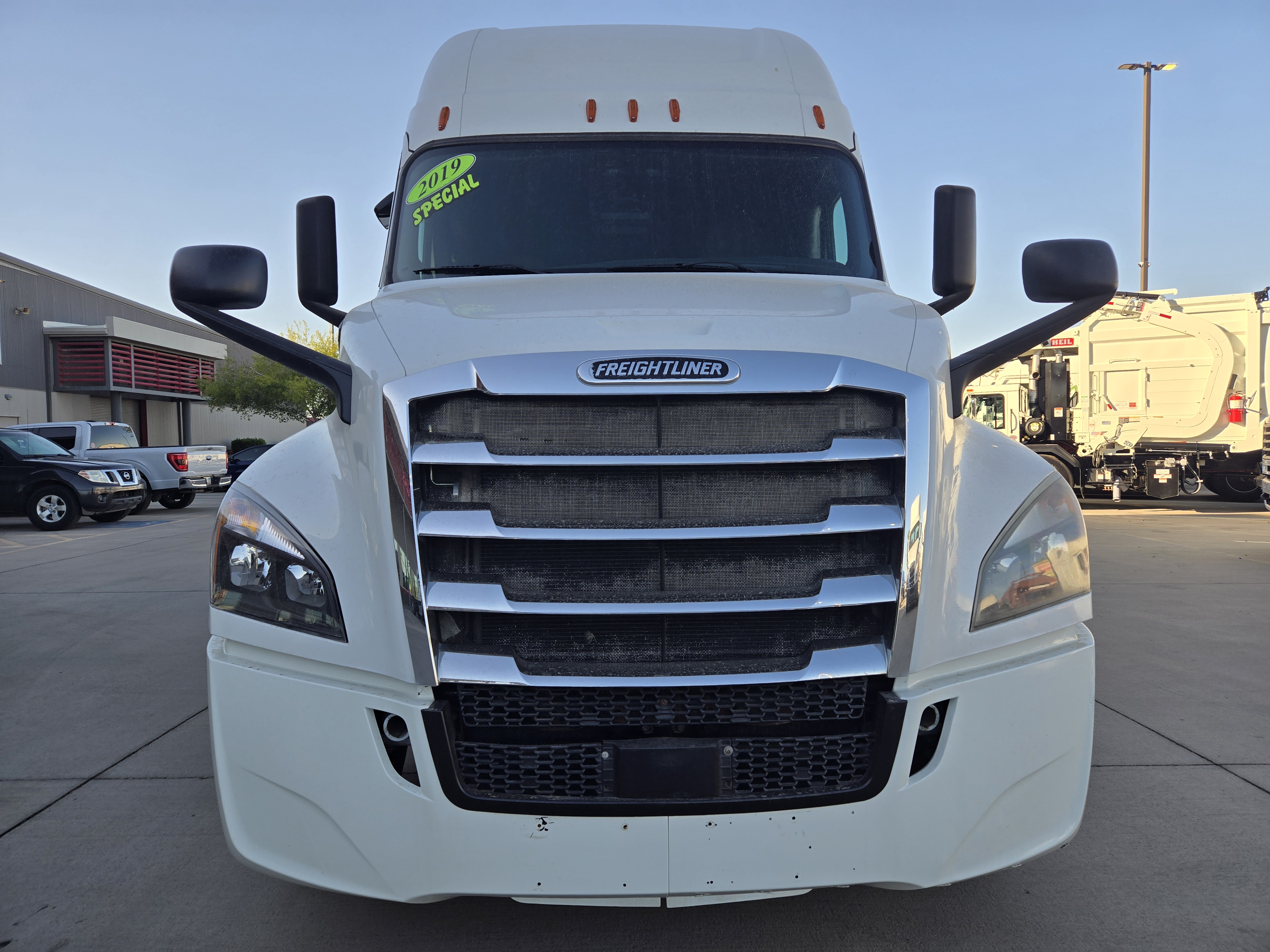 2019 FREIGHTLINER CASCADIA 126SLP - image 2