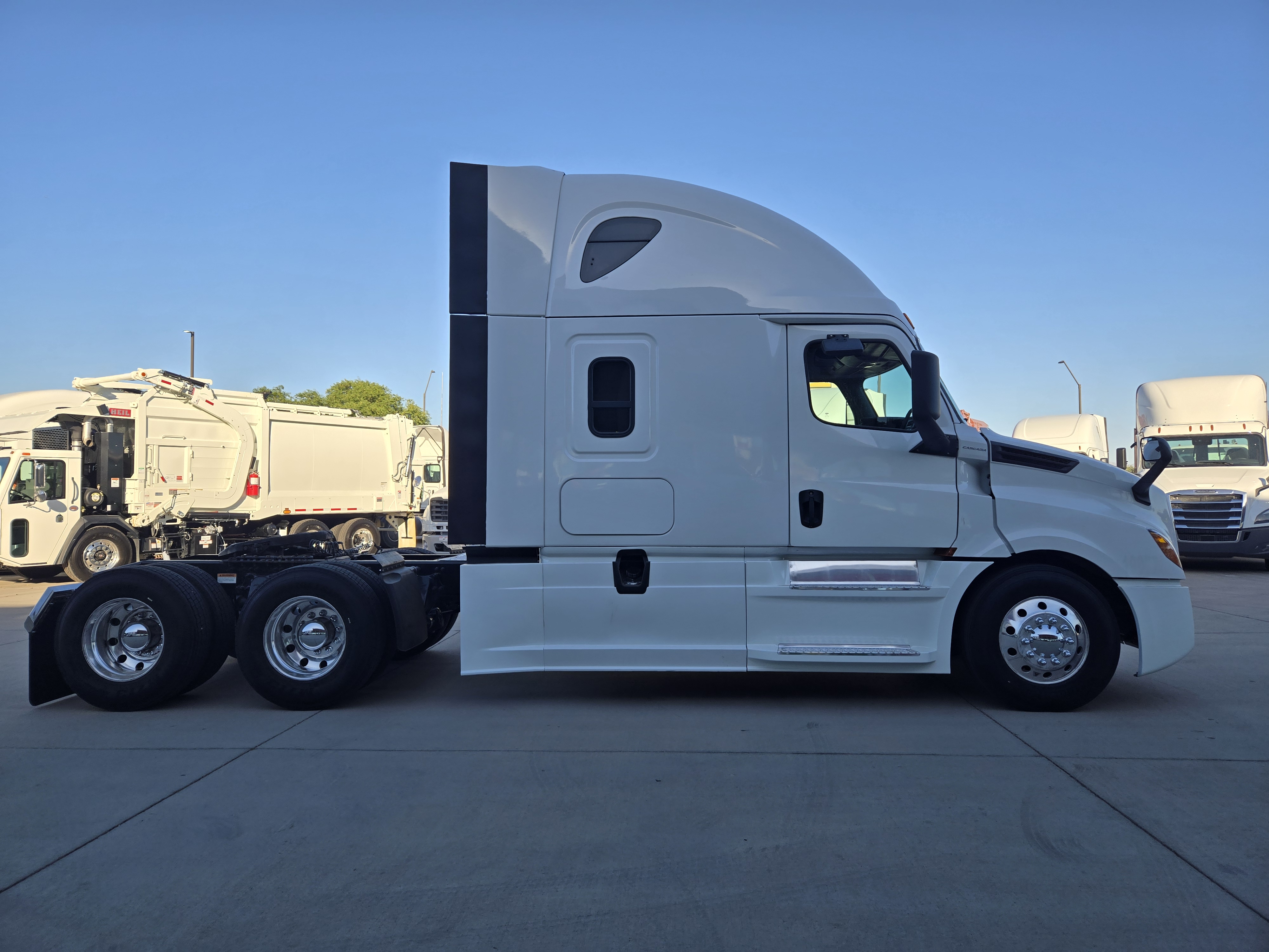 2019 FREIGHTLINER CASCADIA 126SLP - image 3