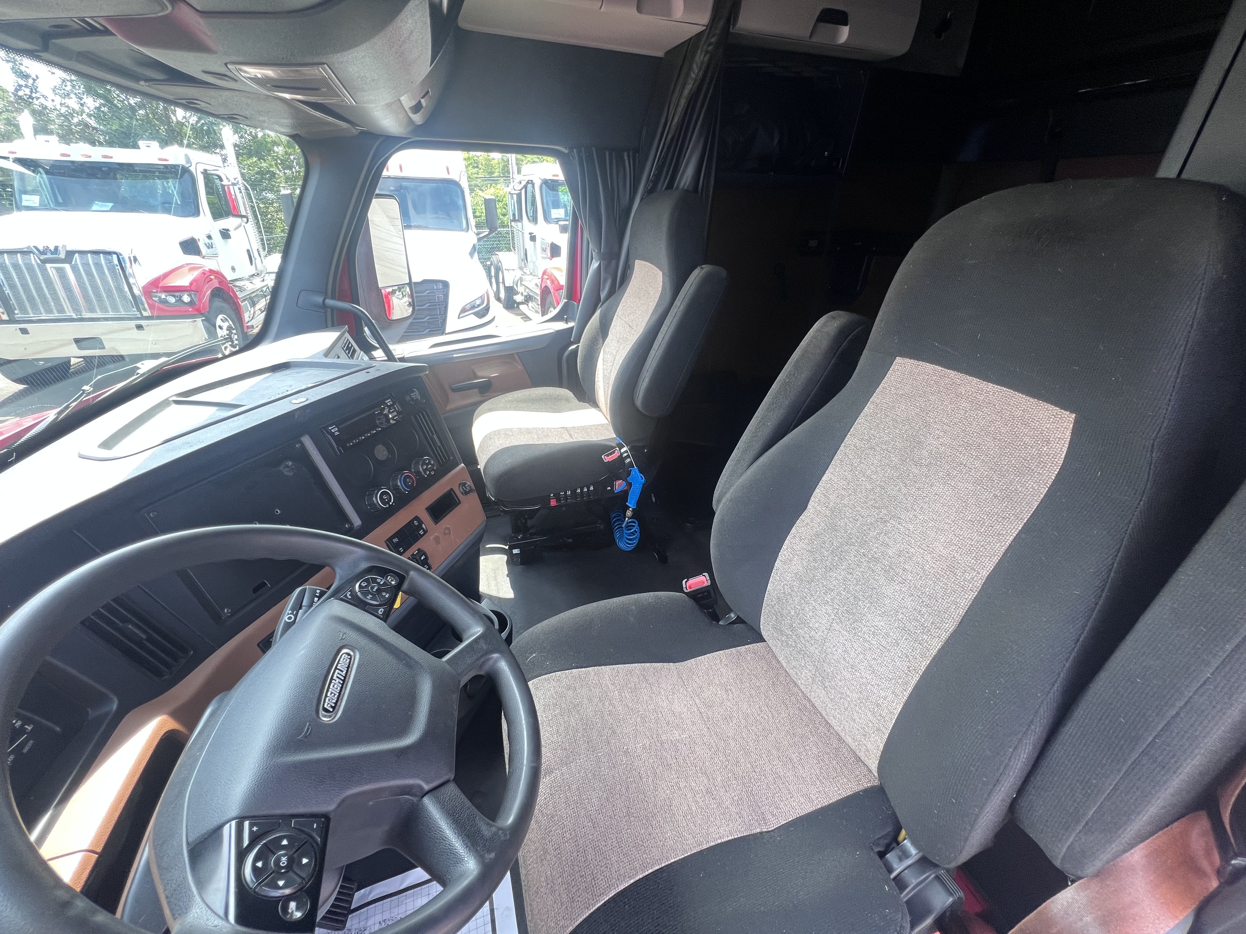 2020 FREIGHTLINER CASCADIA 126SLP - image 10