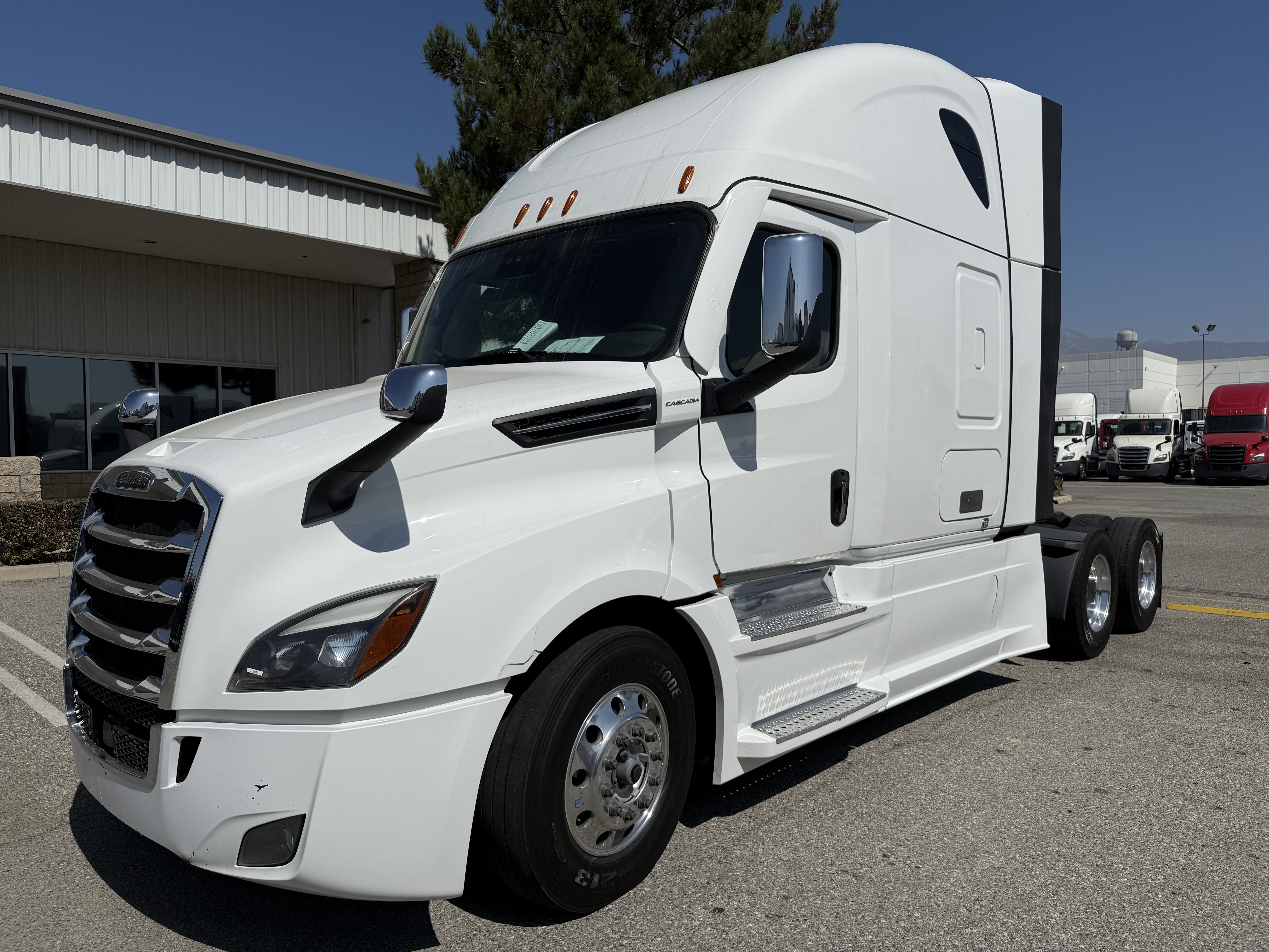 2023 FREIGHTLINER CASCADIA 126SLP - image 1