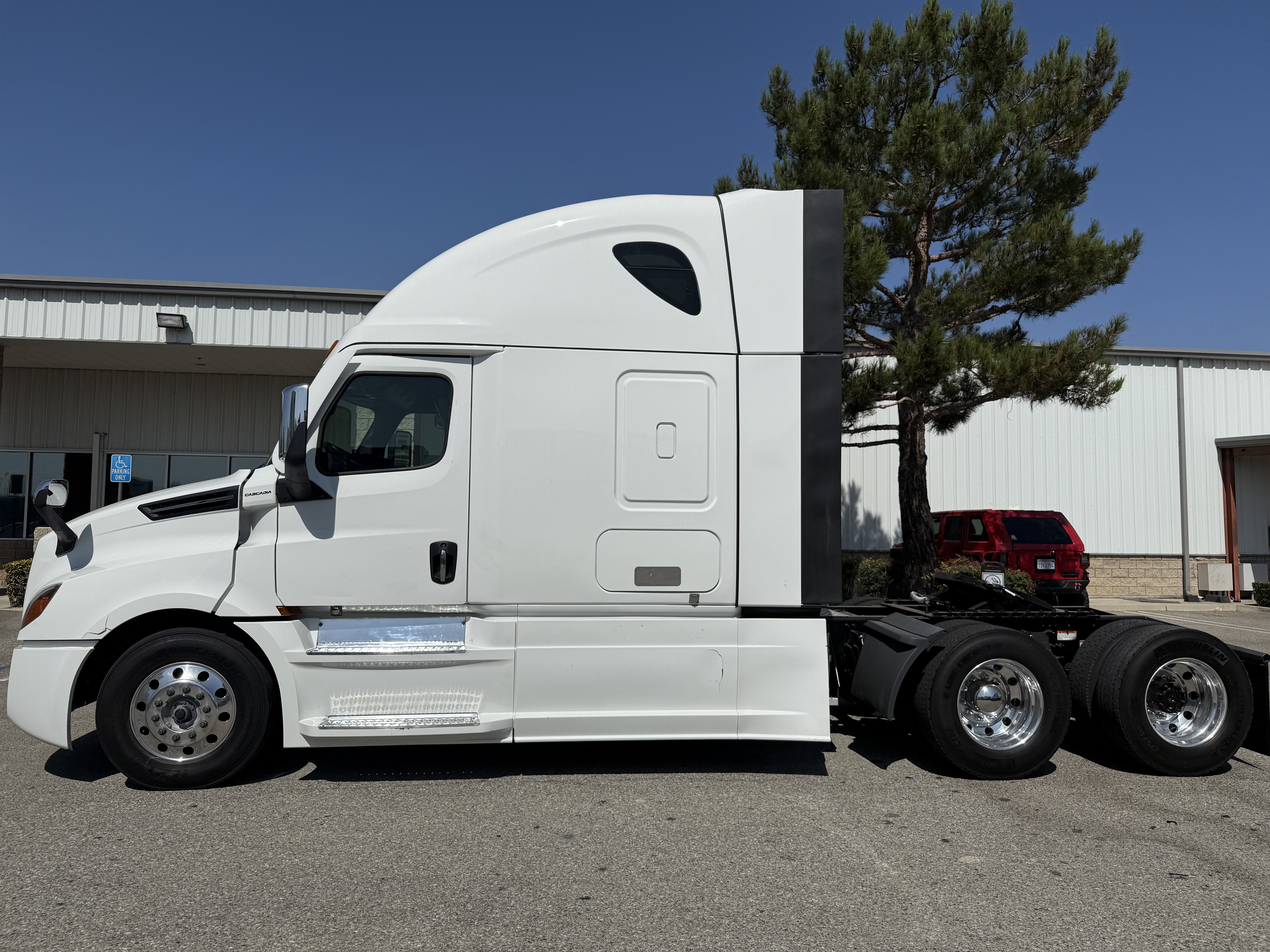 2023 FREIGHTLINER CASCADIA 126SLP - image 3