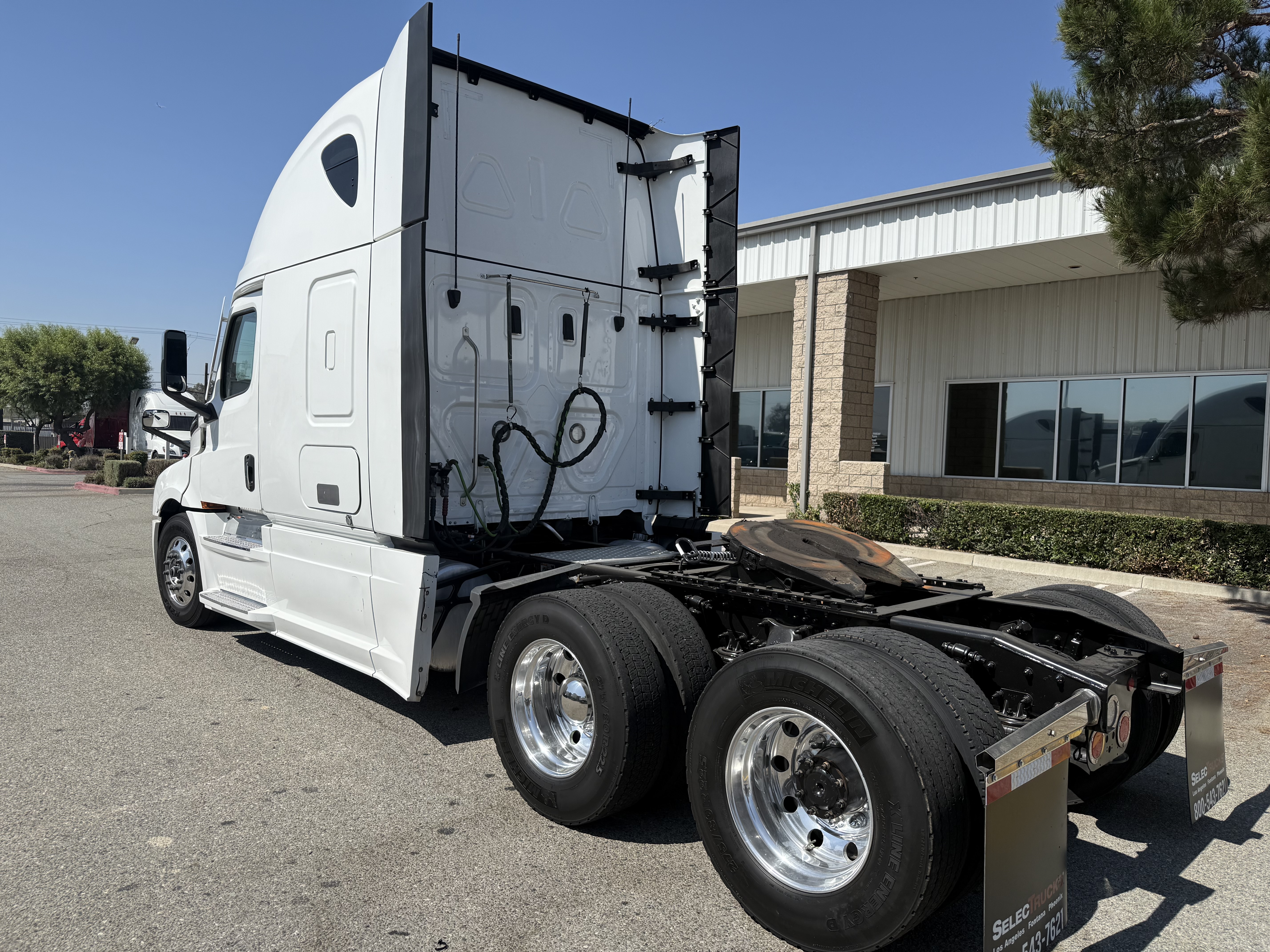 2023 FREIGHTLINER CASCADIA 126SLP - image 4
