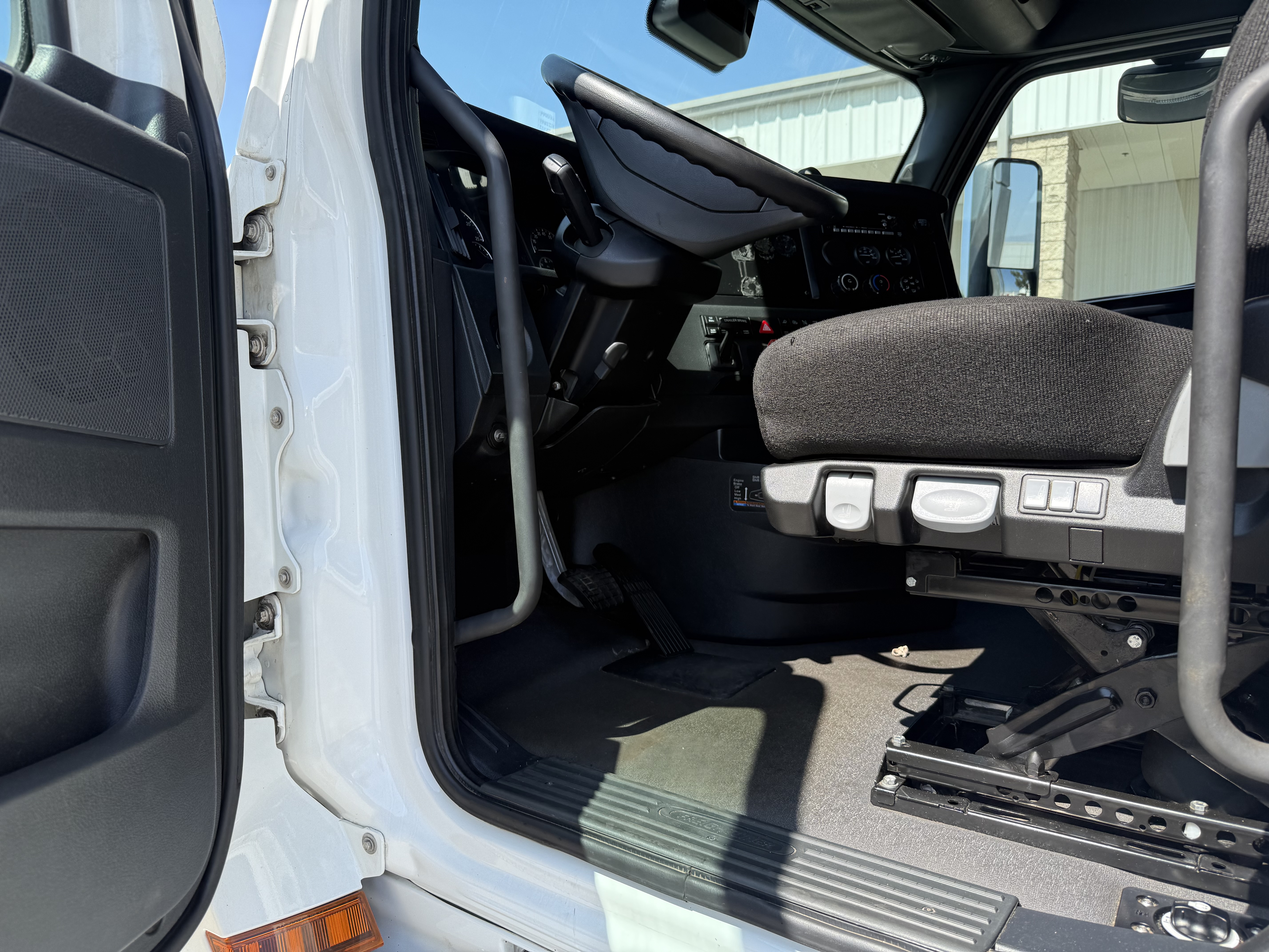 2023 FREIGHTLINER CASCADIA 126SLP - image 13