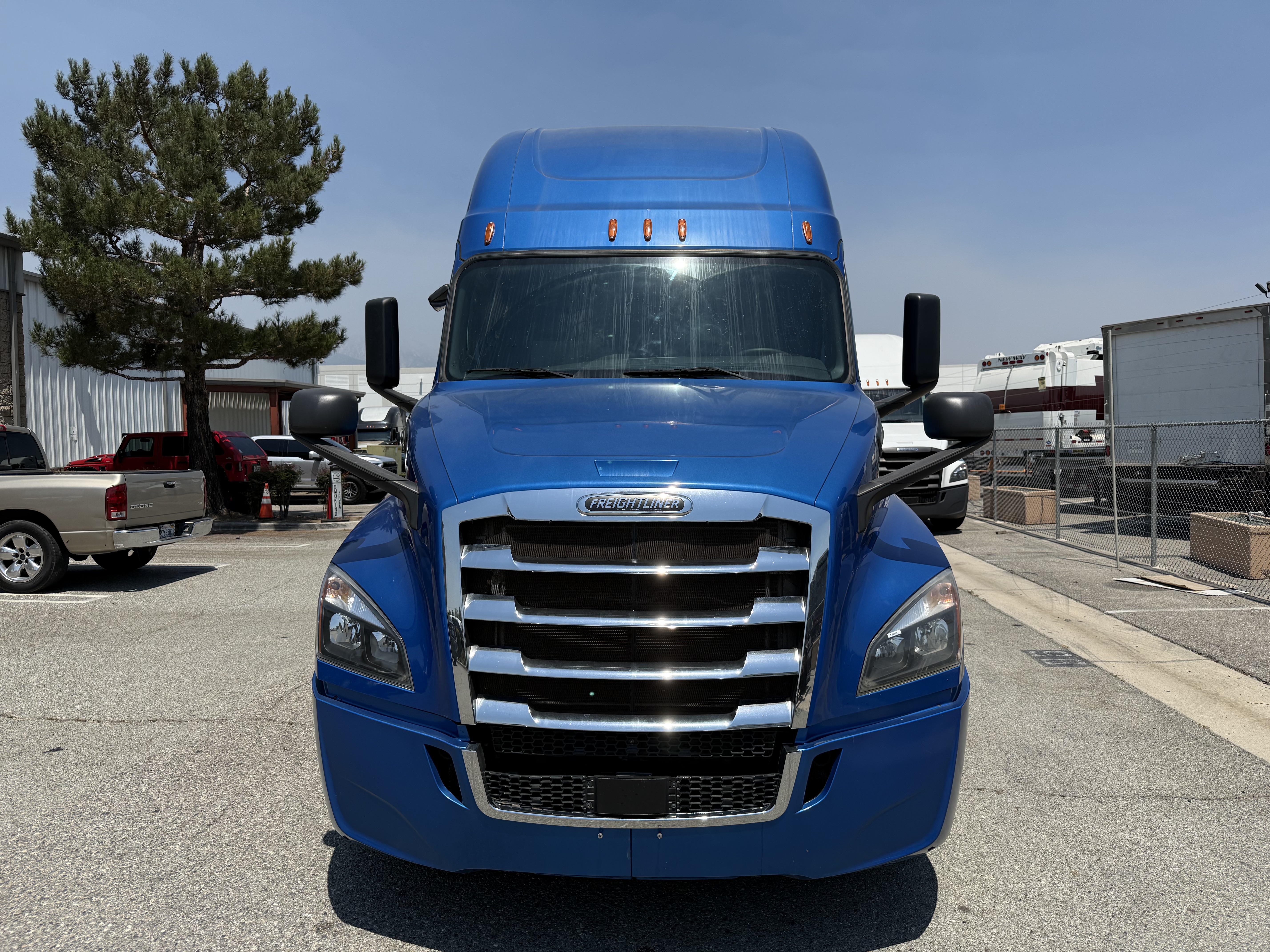 2019 FREIGHTLINER CASCADIA 126SLP - image 2