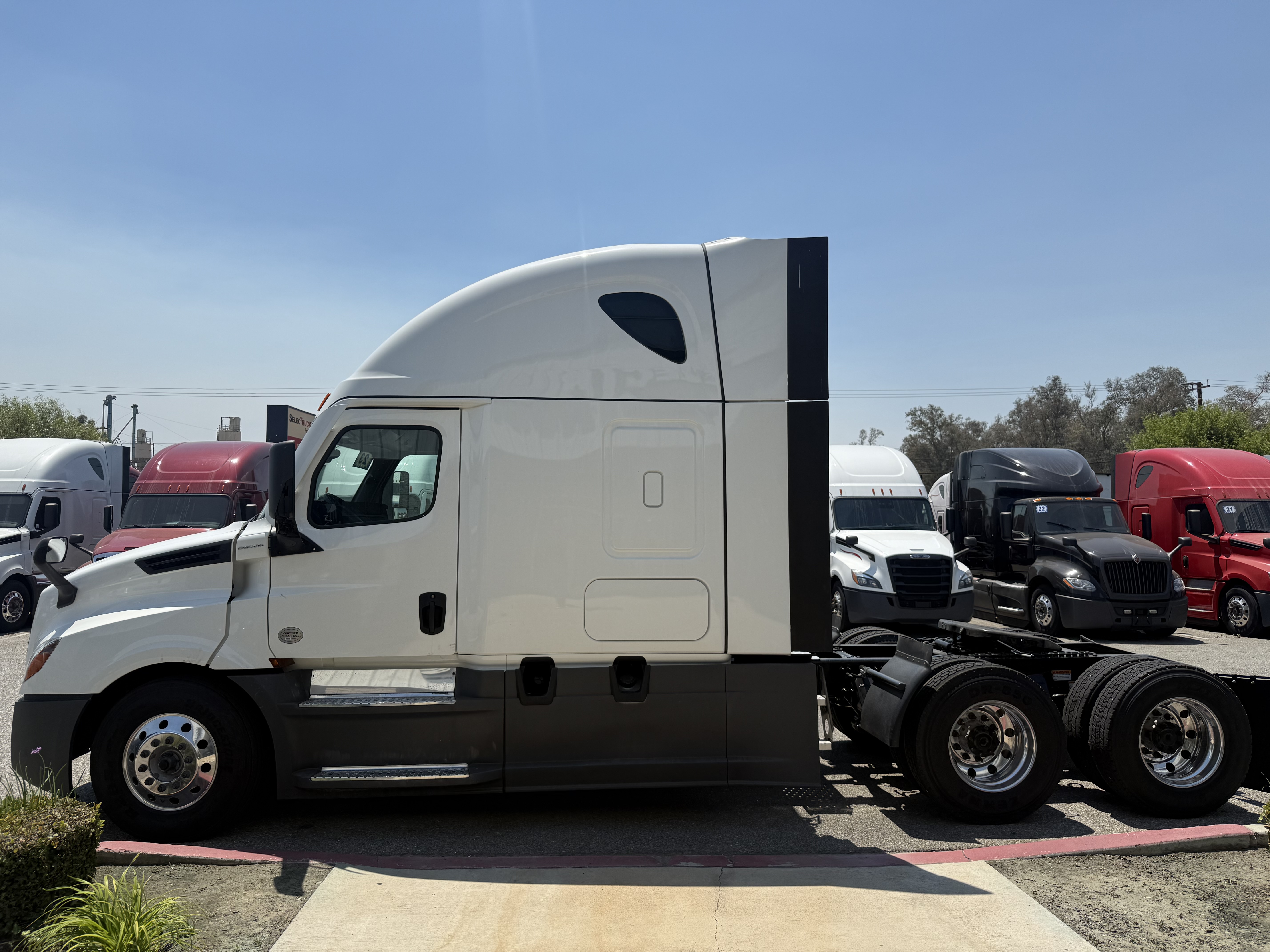 2023 FREIGHTLINER CASCADIA 126SLP - image 3