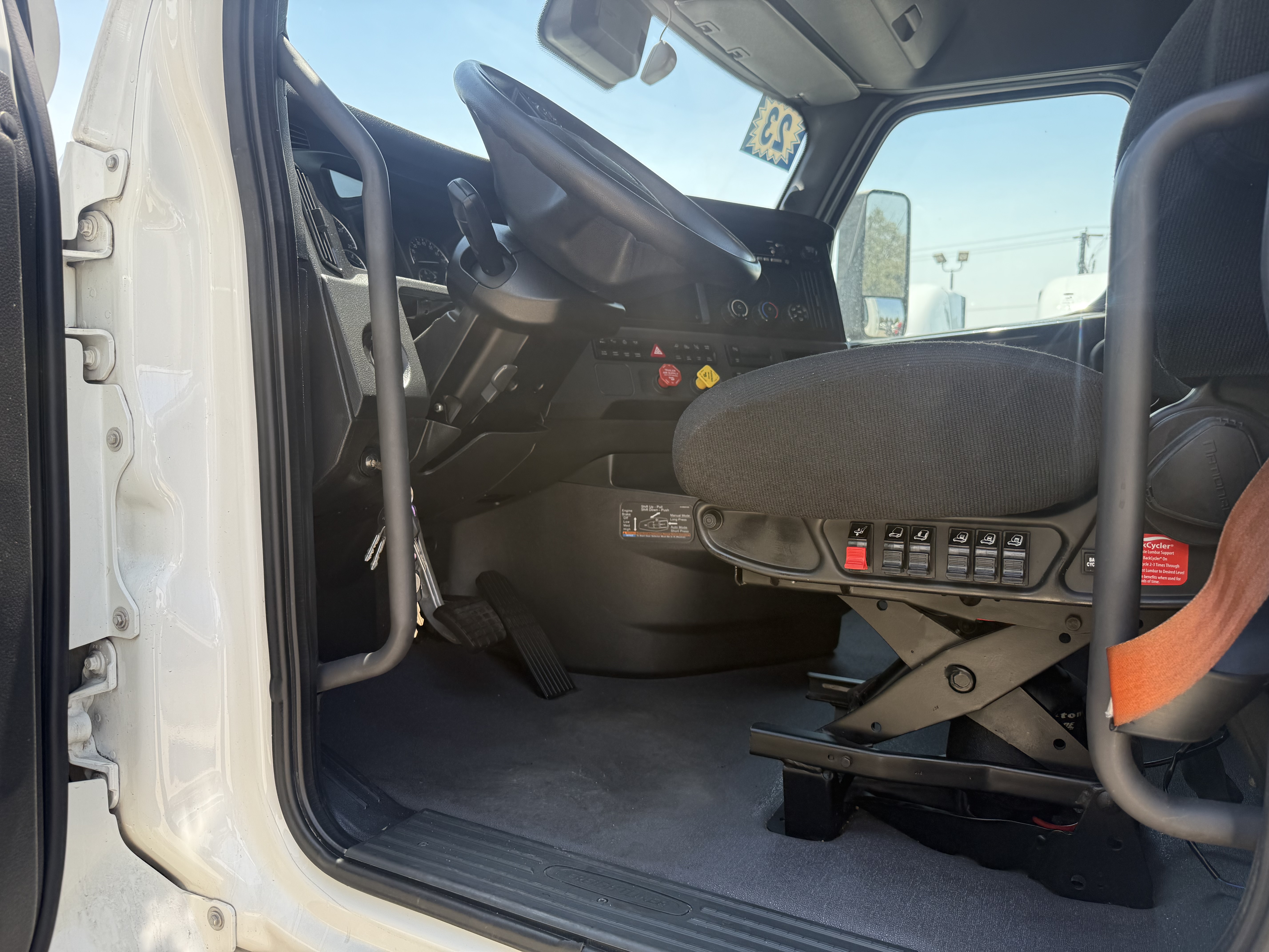 2023 FREIGHTLINER CASCADIA 126SLP - image 16