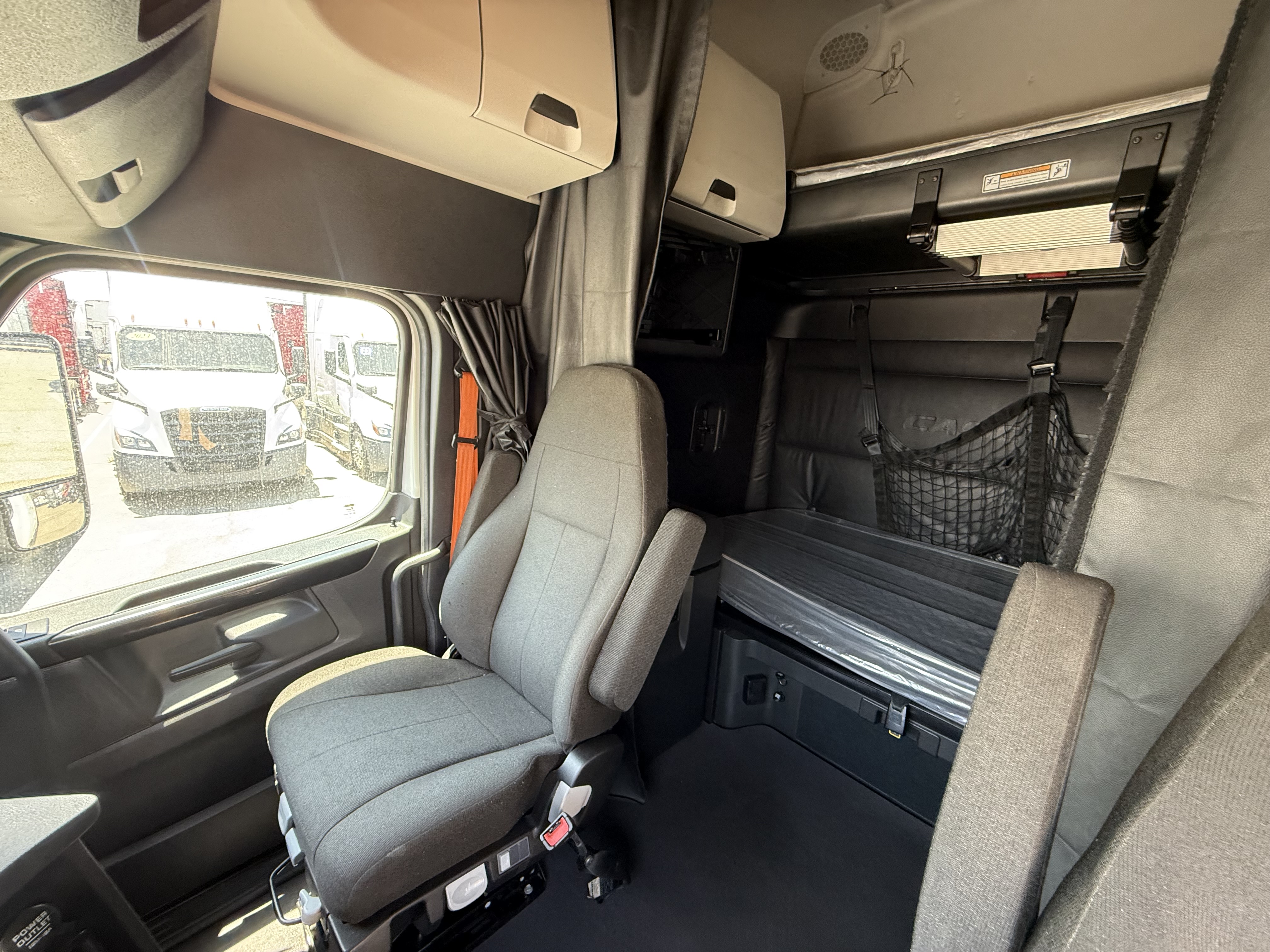 2023 FREIGHTLINER CASCADIA 126SLP - image 18