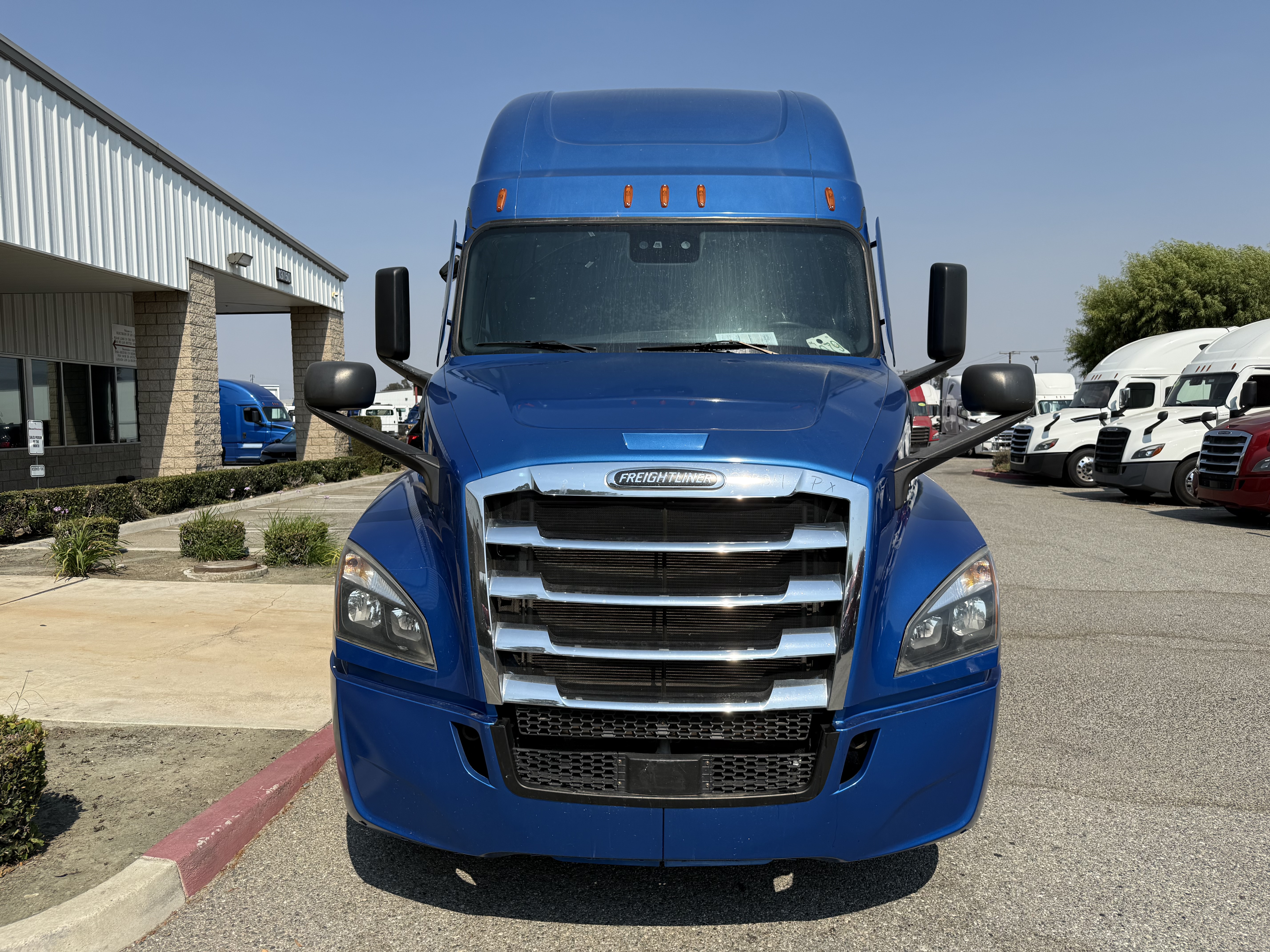 2020 FREIGHTLINER CASCADIA 126SLP - image 2