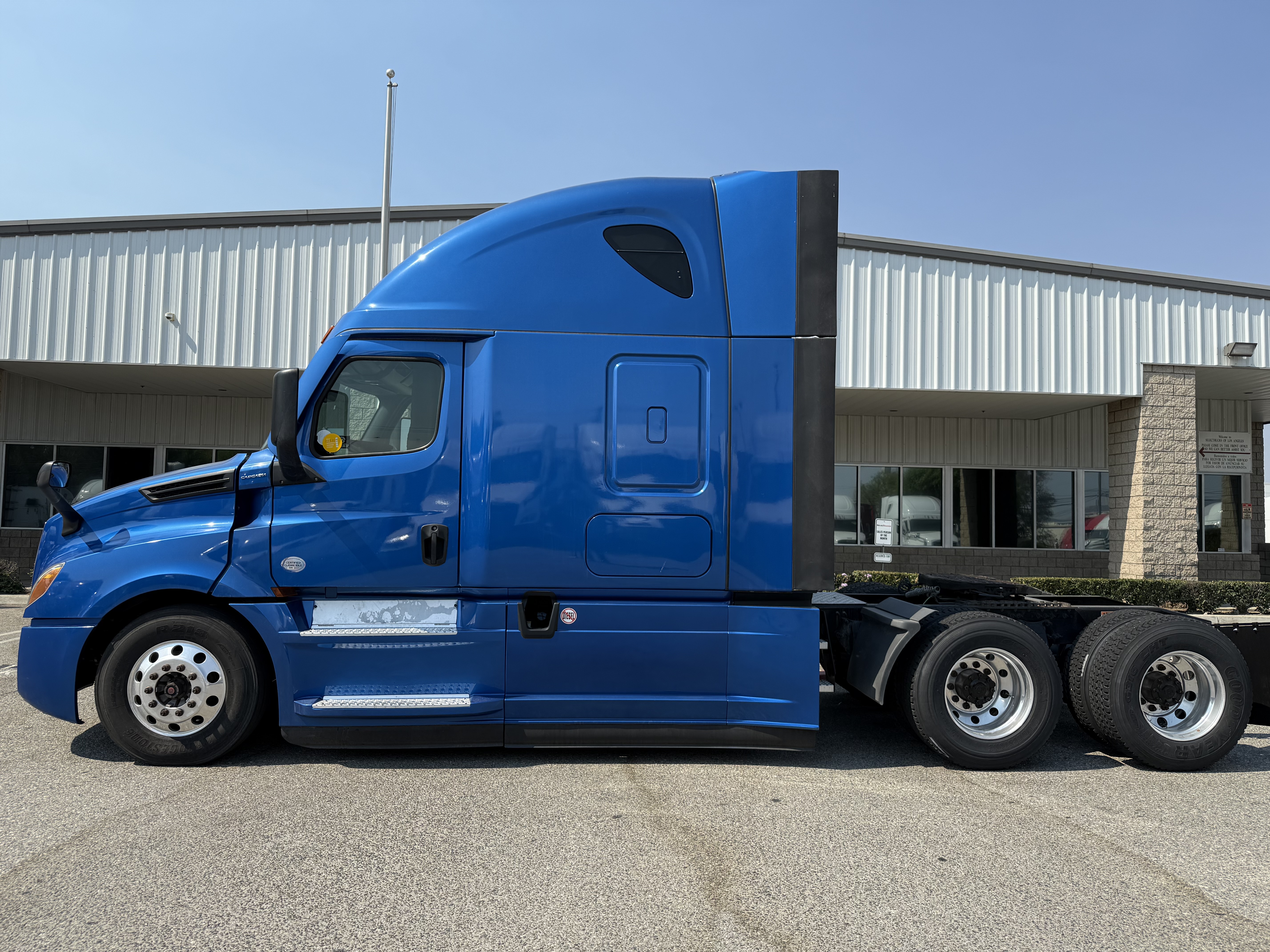 2020 FREIGHTLINER CASCADIA 126SLP - image 3