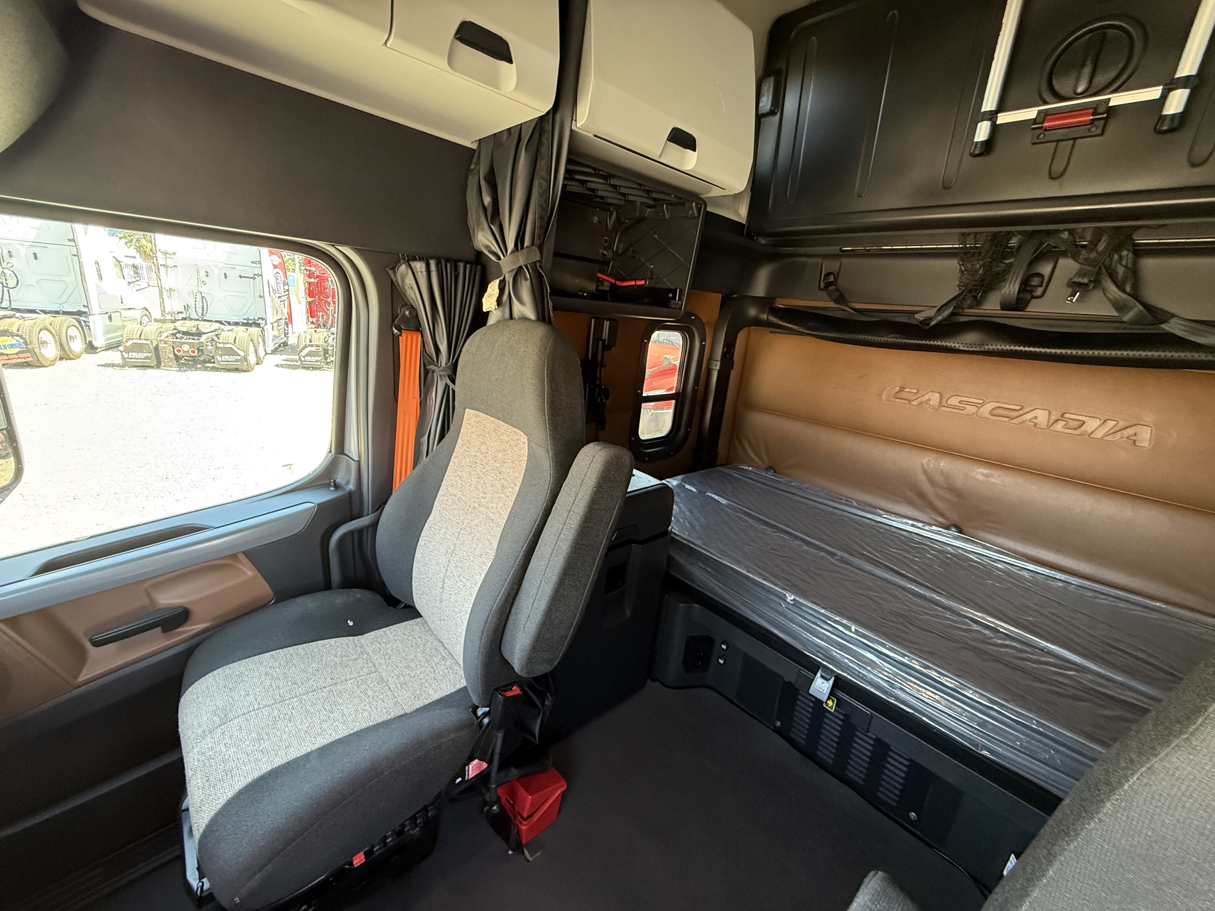 2021 FREIGHTLINER CASCADIA 126SLP - image 13