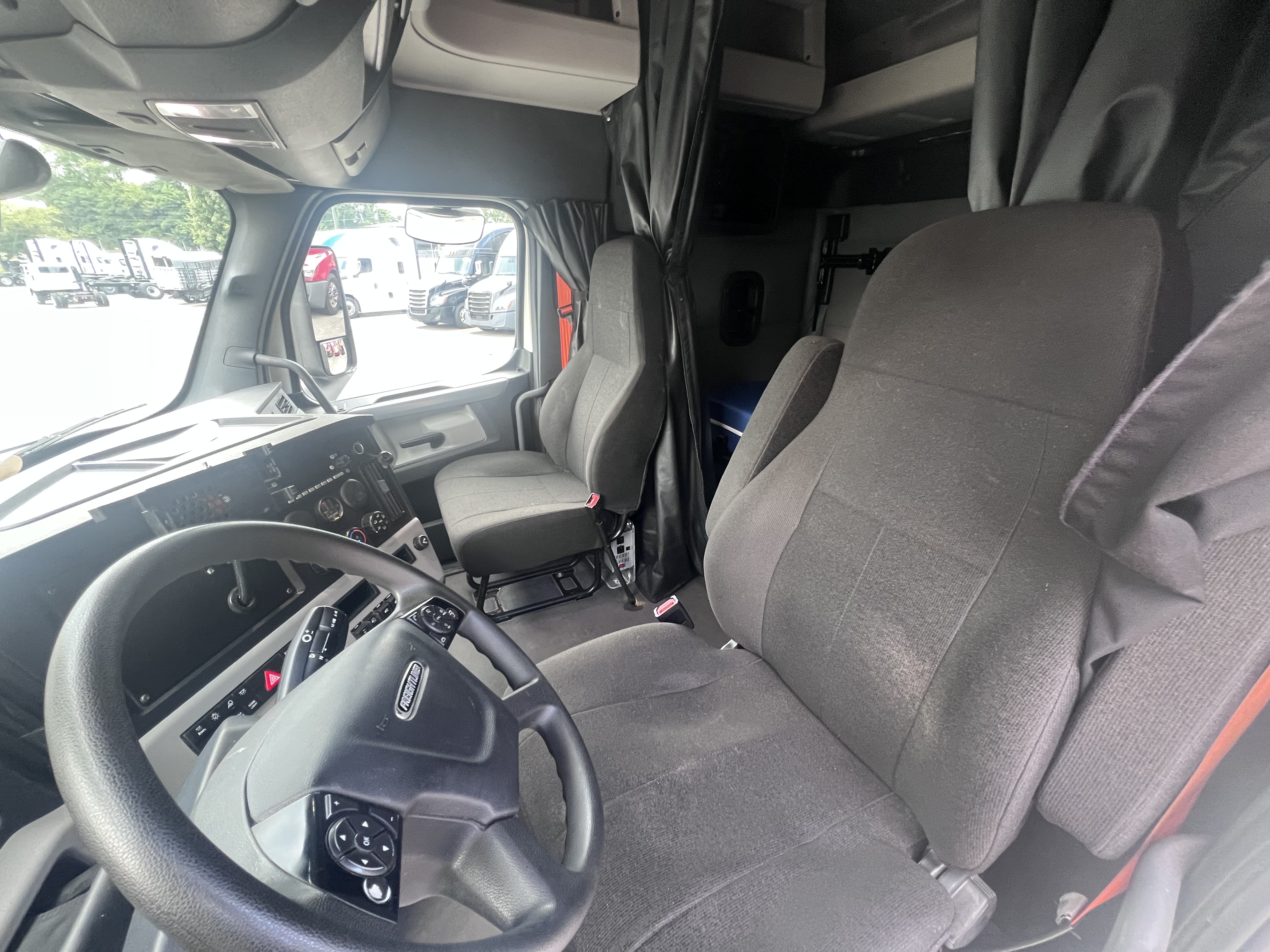 2022 FREIGHTLINER CASCADIA 116SLP - image 8